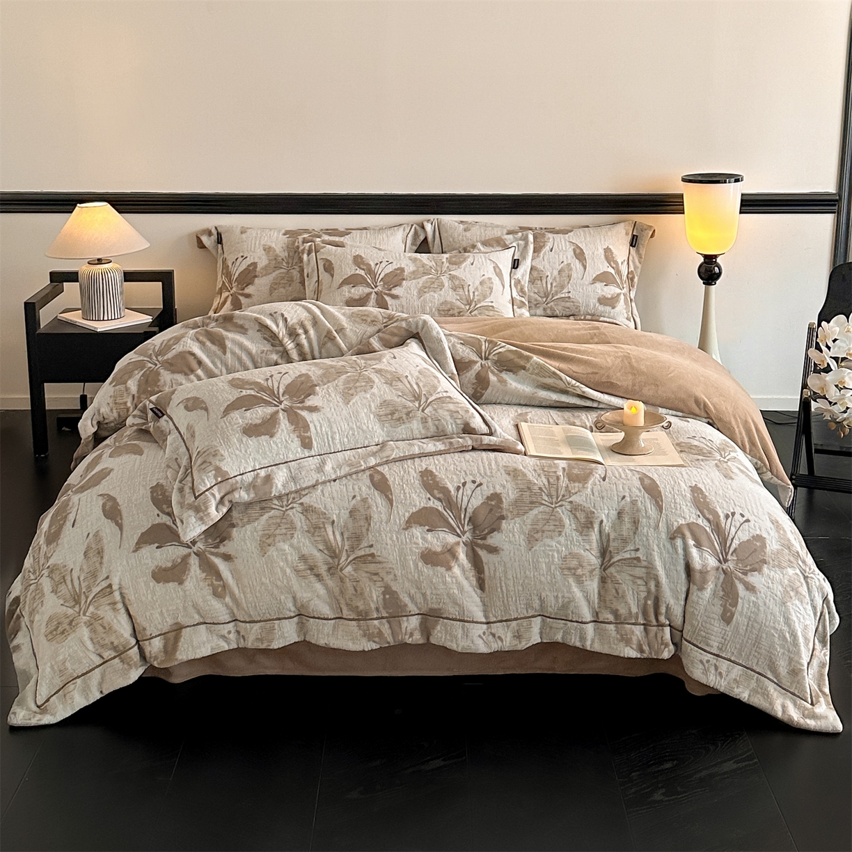 91家纺网 家纺一手货源 找家纺 盛秋家纺 2025新款佩拉着色烂花牛奶绒四件套【简约风格】 素影-浅咖