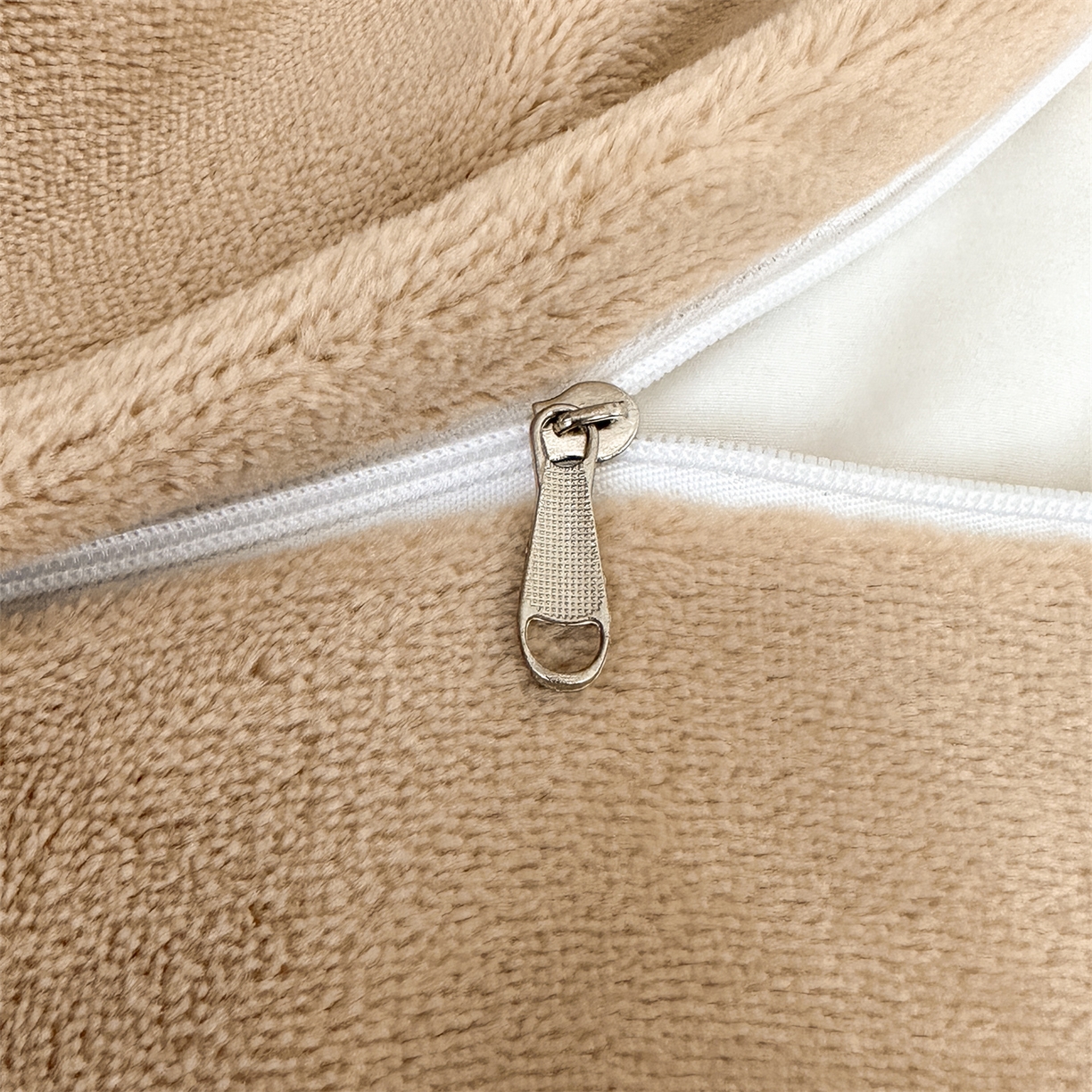 91家纺网 家纺一手货源 找家纺 盛秋家纺 2025新款佩拉着色烂花牛奶绒四件套【简约风格】 素影-浅咖