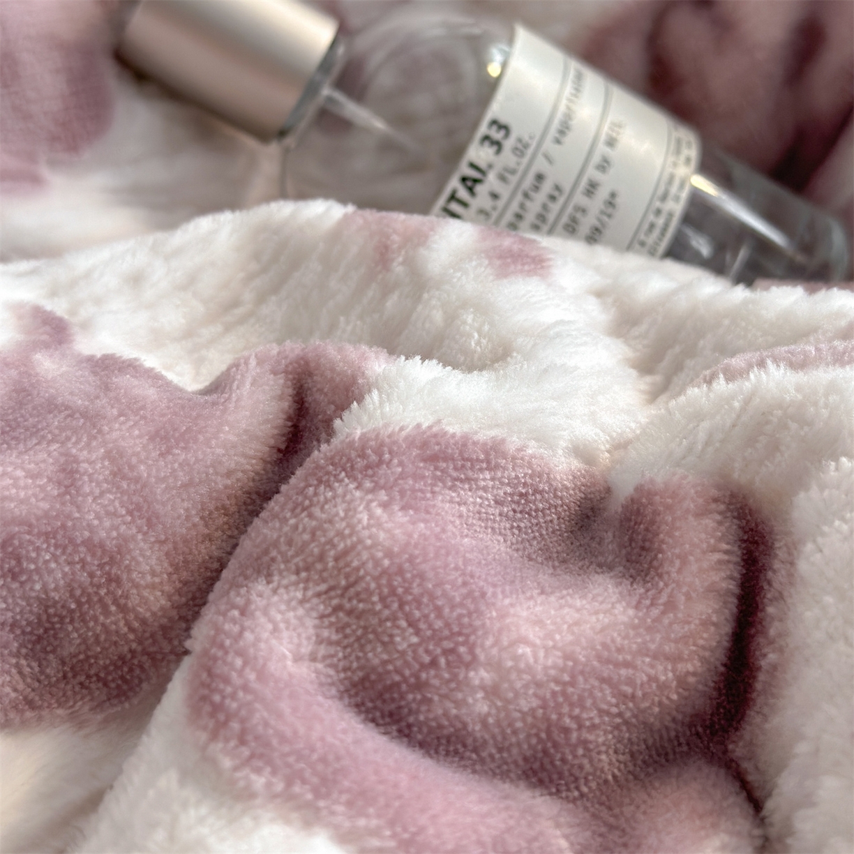 91家纺网 家纺一手货源 找家纺 盛秋家纺 2025新款佩拉着色烂花牛奶绒四件套【简约风格】 馥色芬芳-粉