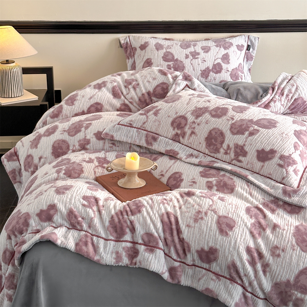 91家纺网 家纺一手货源 找家纺 盛秋家纺 2025新款佩拉着色烂花牛奶绒四件套【简约风格】 馥色芬芳-粉