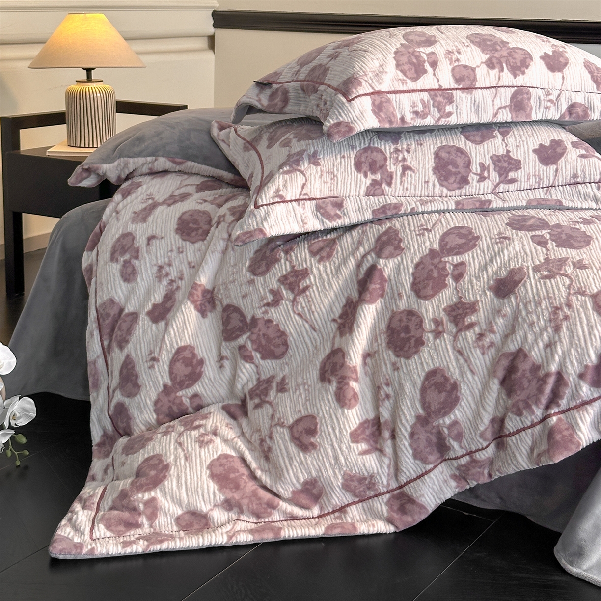 91家纺网 家纺一手货源 找家纺 盛秋家纺 2025新款佩拉着色烂花牛奶绒四件套【简约风格】 馥色芬芳-粉