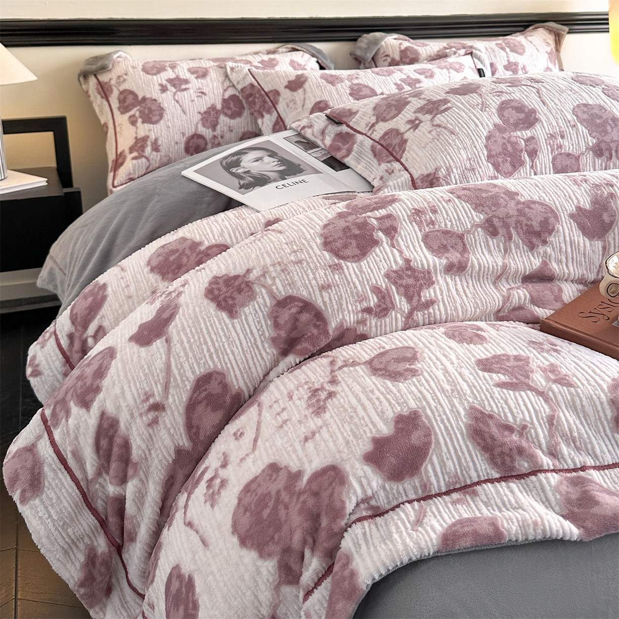 91家纺网 家纺一手货源 找家纺 盛秋家纺 2025新款佩拉着色烂花牛奶绒四件套【简约风格】 馥色芬芳-粉