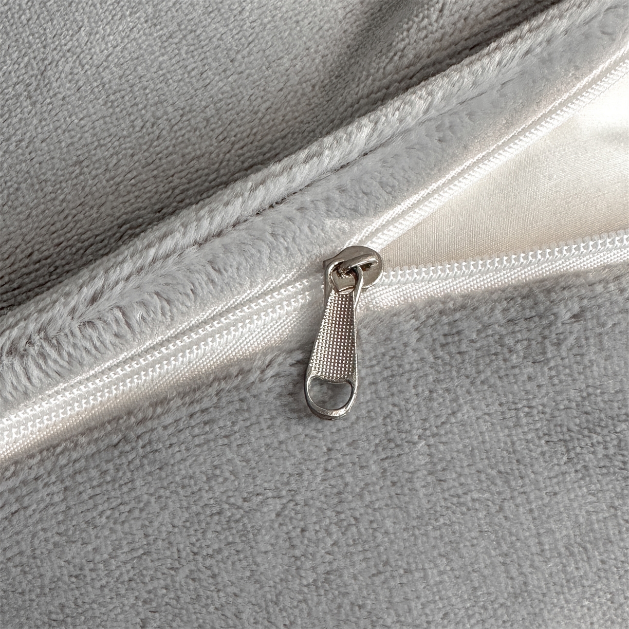 91家纺网 家纺一手货源 找家纺 盛秋家纺 2025新款佩拉着色烂花牛奶绒四件套【简约风格】 馥色芬芳-粉