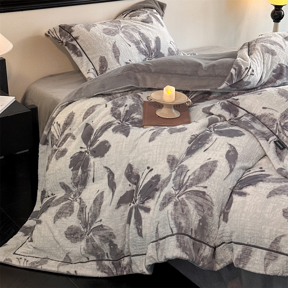 91家纺网 家纺一手货源 找家纺 盛秋家纺 2025新款佩拉着色烂花牛奶绒四件套【简约风格】 素影-灰