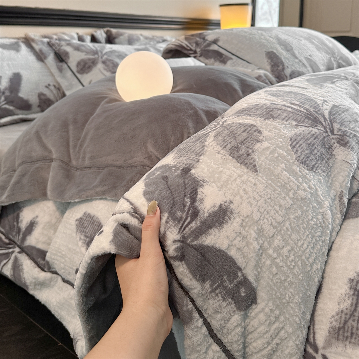 91家纺网 家纺一手货源 找家纺 盛秋家纺 2025新款佩拉着色烂花牛奶绒四件套【简约风格】 素影-灰