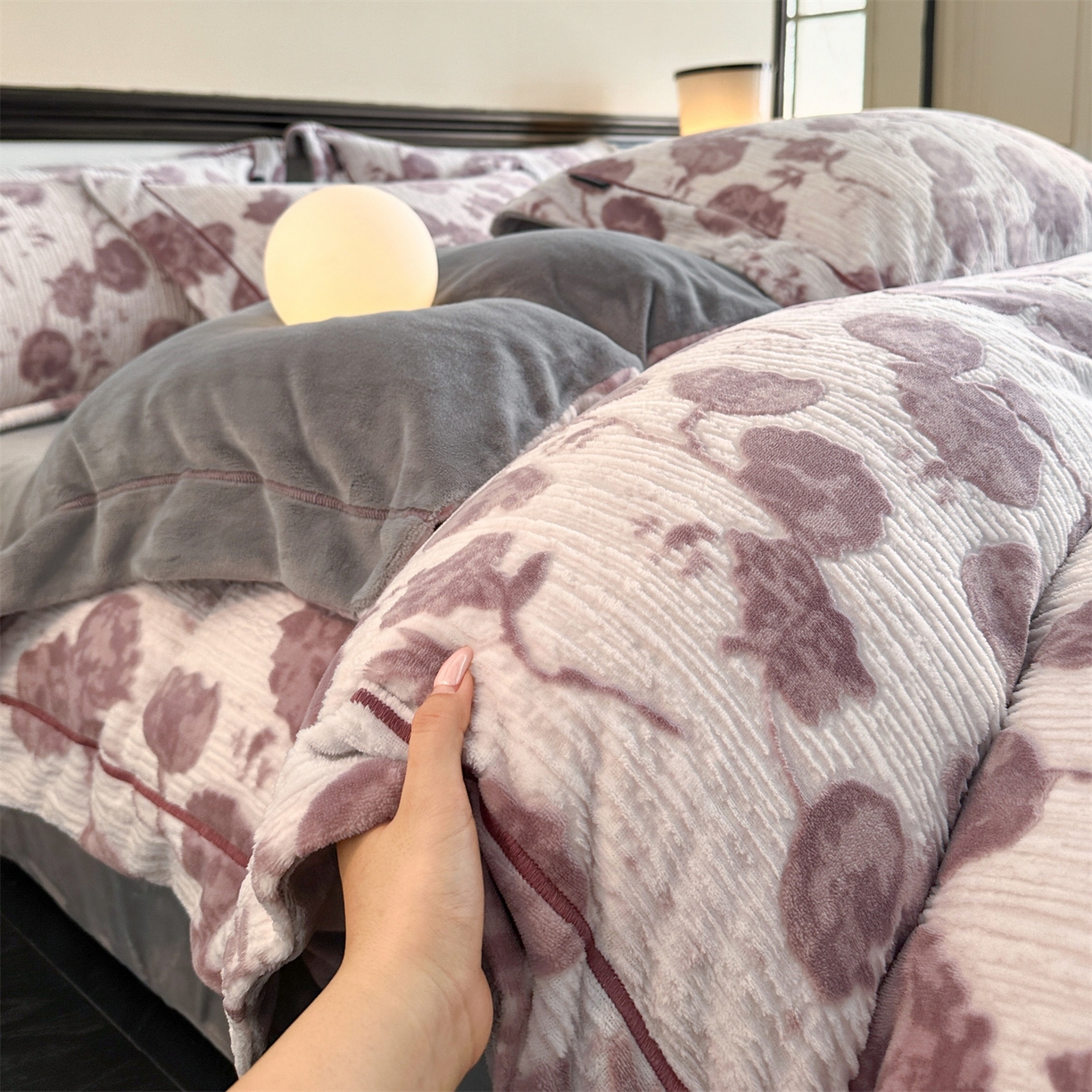 91家纺网 家纺一手货源 找家纺 盛秋家纺 2025新款佩拉着色烂花牛奶绒四件套【简约风格】 馥色芬芳-粉