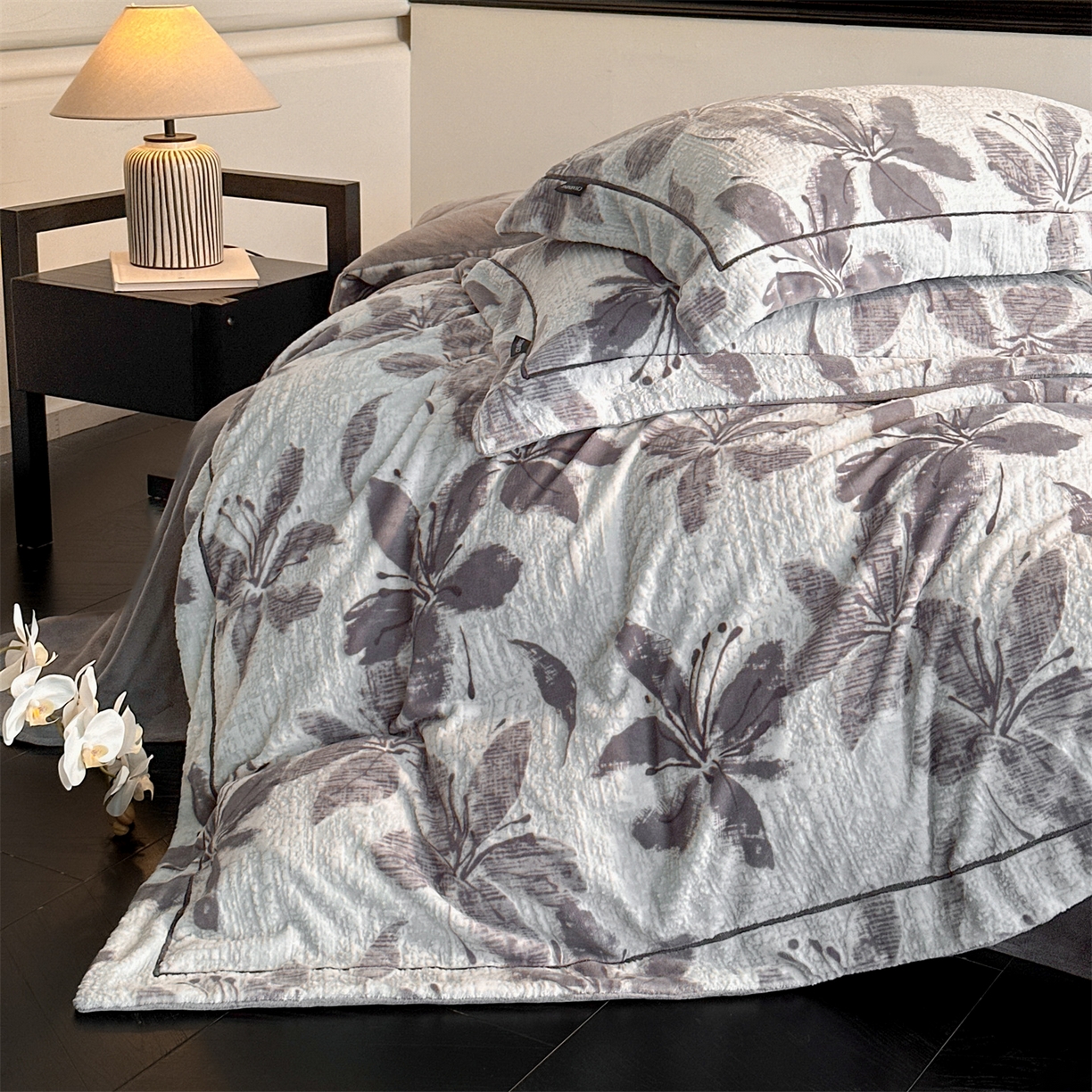 91家纺网 家纺一手货源 找家纺 盛秋家纺 2025新款佩拉着色烂花牛奶绒四件套【简约风格】 素影-灰