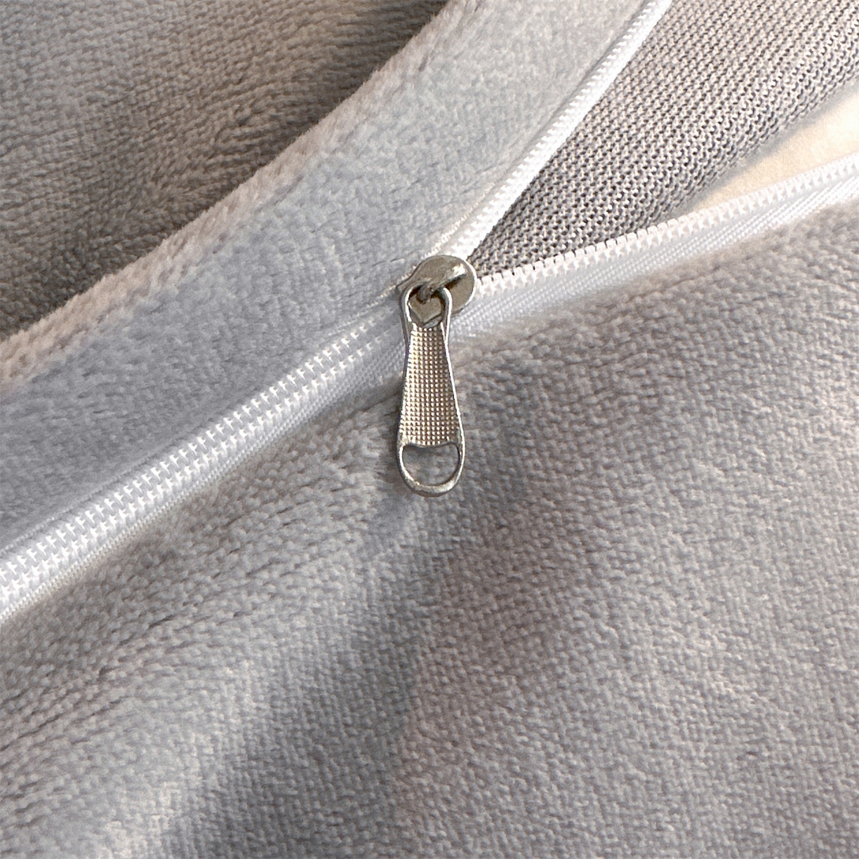 91家纺网 家纺一手货源 找家纺 盛秋家纺 2025新款佩拉着色烂花牛奶绒四件套【简约风格】 素影-灰