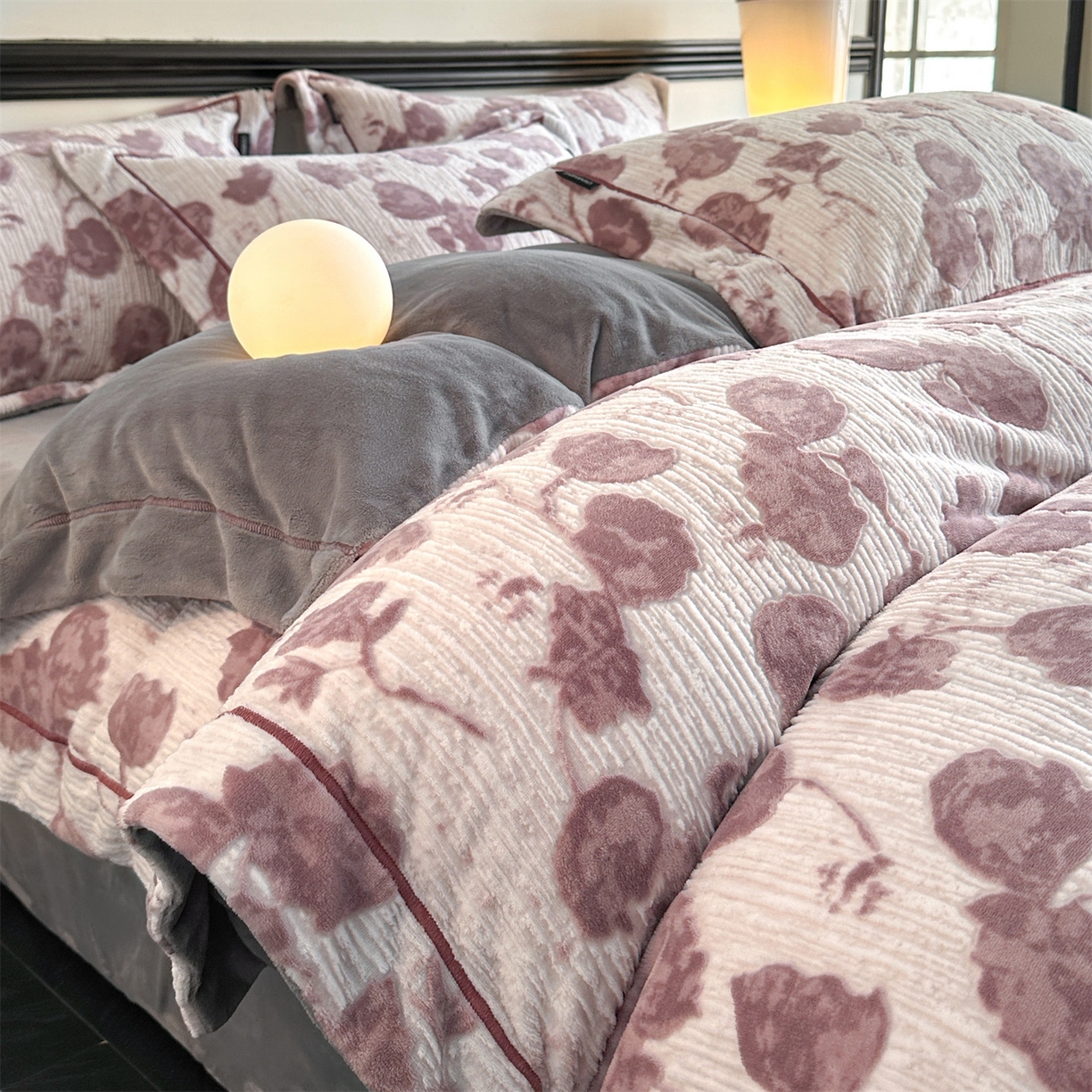 91家纺网 家纺一手货源 找家纺 盛秋家纺 2025新款佩拉着色烂花牛奶绒四件套【简约风格】 馥色芬芳-粉