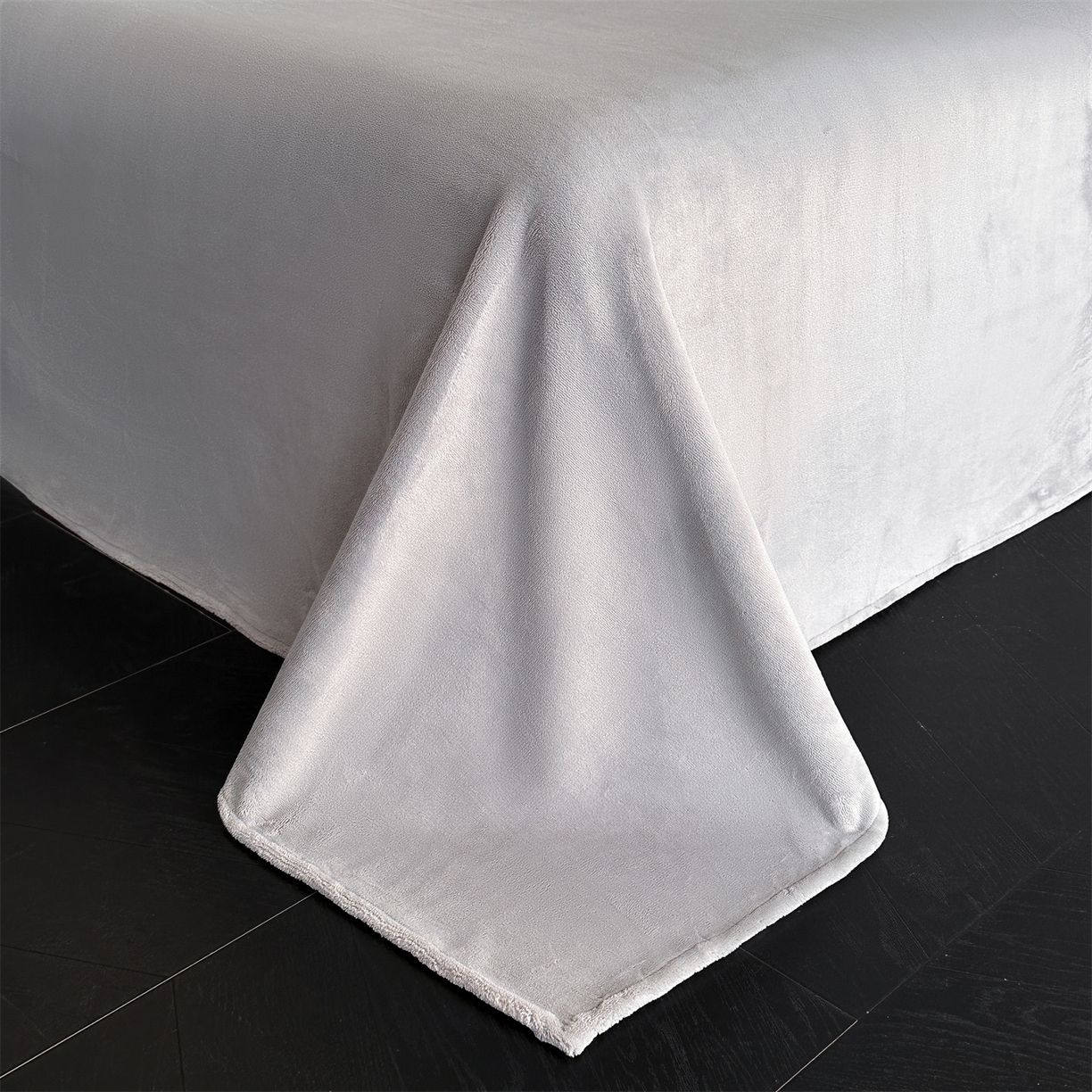 91家纺网 家纺一手货源 找家纺 盛秋家纺 2025新款佩拉着色烂花牛奶绒四件套【简约风格】 素影-灰