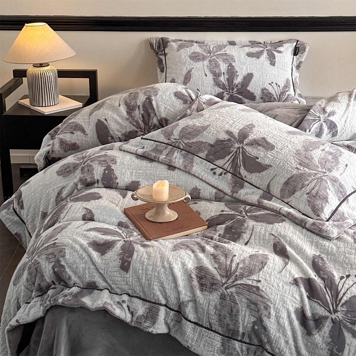 91家纺网 家纺一手货源 找家纺 盛秋家纺 2025新款佩拉着色烂花牛奶绒四件套【简约风格】 素影-灰