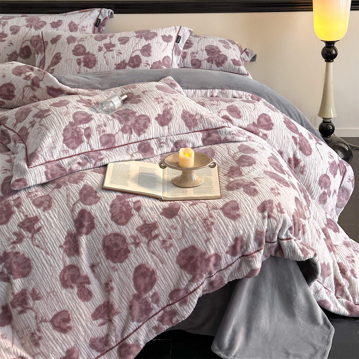 91家纺网 家纺一手货源 找家纺 盛秋家纺 2025新款佩拉着色烂花牛奶绒四件套【简约风格】 馥色芬芳-粉