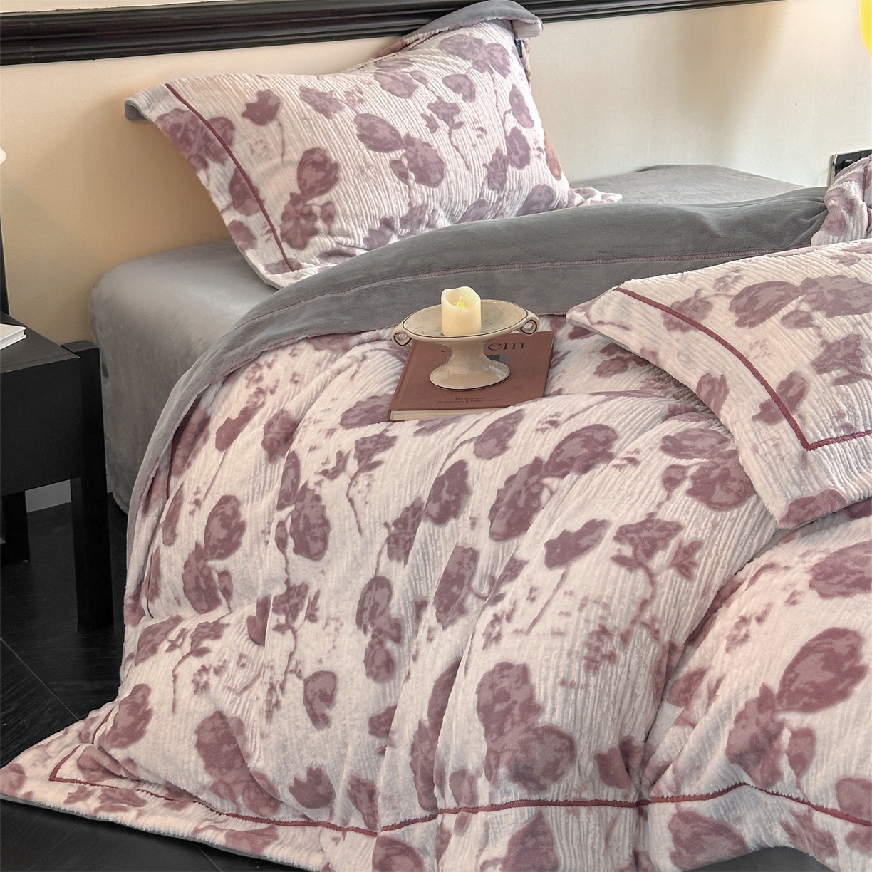 91家纺网 家纺一手货源 找家纺 盛秋家纺 2025新款佩拉着色烂花牛奶绒四件套【简约风格】 馥色芬芳-粉