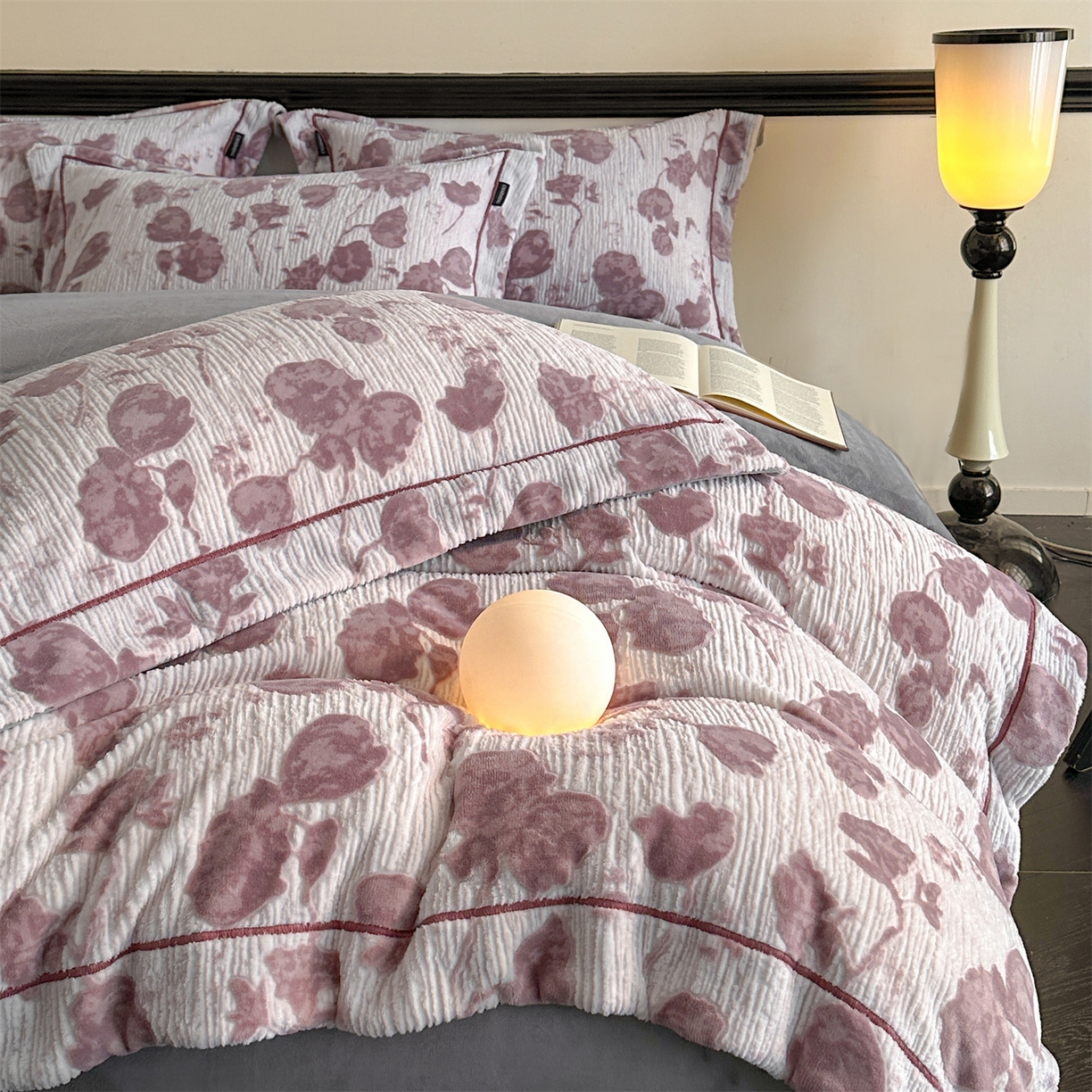 91家纺网 家纺一手货源 找家纺 盛秋家纺 2025新款佩拉着色烂花牛奶绒四件套【简约风格】 馥色芬芳-粉