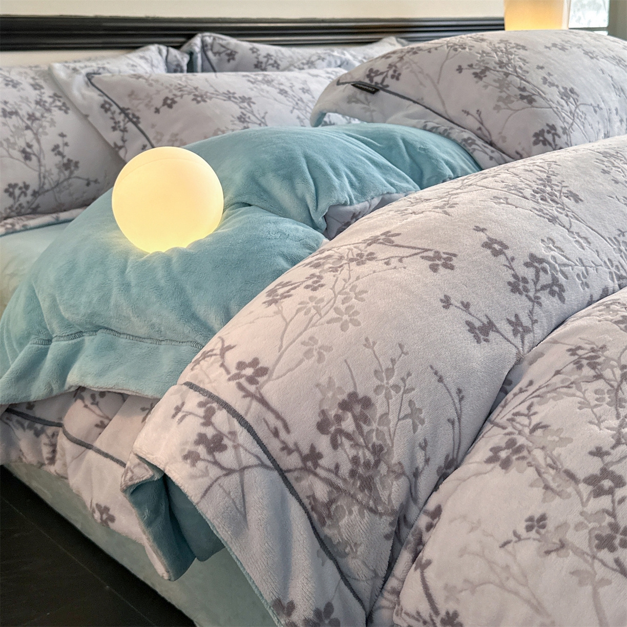 91家纺网 家纺一手货源 找家纺 盛秋家纺 2025新款佩拉着色烂花牛奶绒四件套【简约风格】 山茶花语-蓝