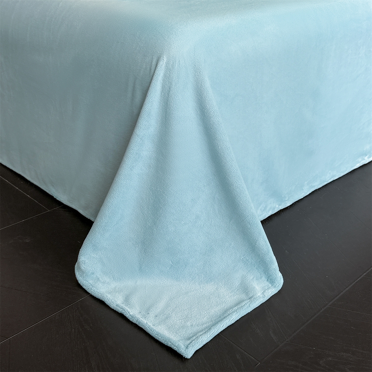 91家纺网 家纺一手货源 找家纺 盛秋家纺 2025新款佩拉着色烂花牛奶绒四件套【简约风格】 山茶花语-蓝