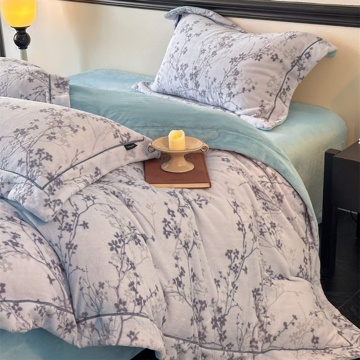 91家纺网 家纺一手货源 找家纺 盛秋家纺 2025新款佩拉着色烂花牛奶绒四件套【简约风格】 山茶花语-蓝