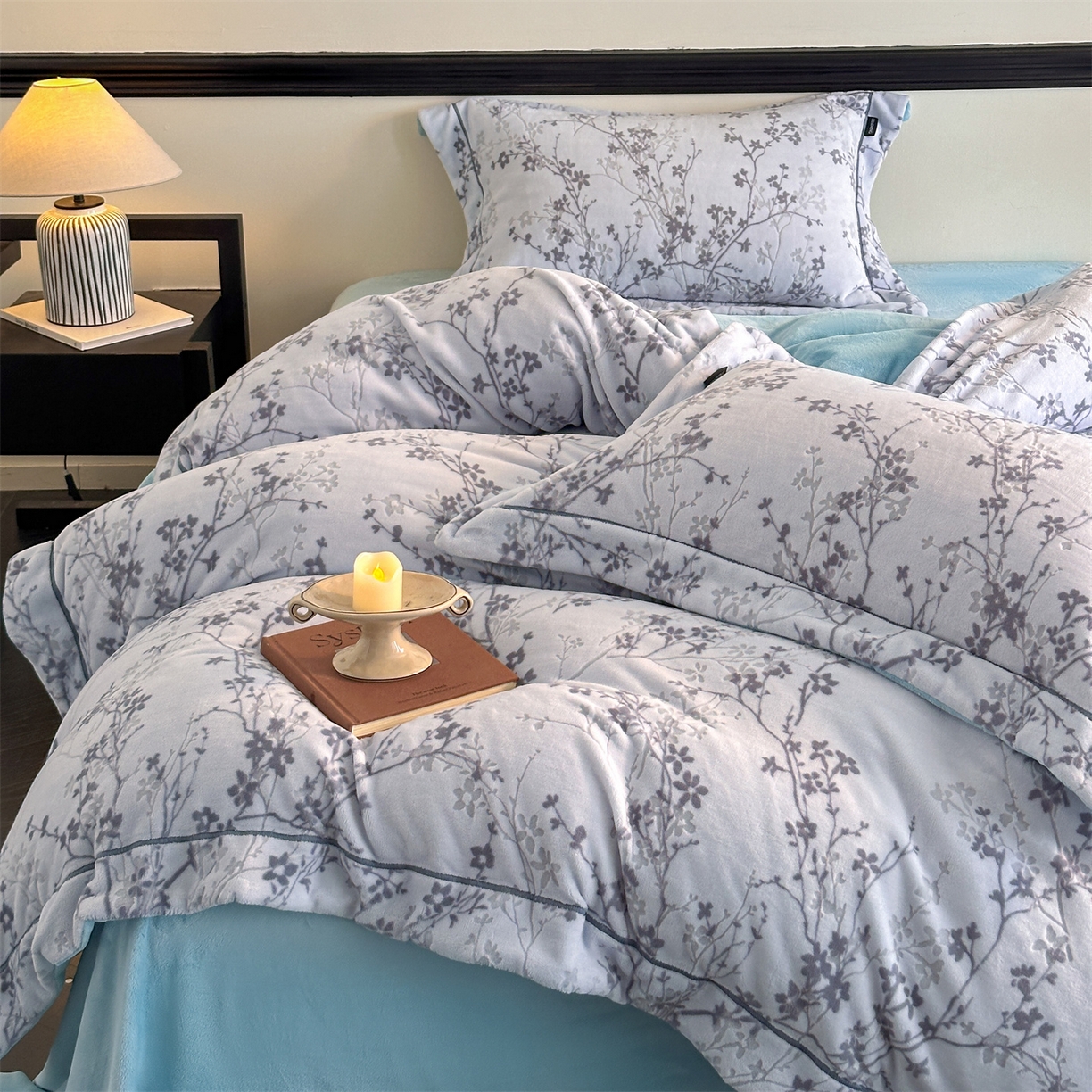 91家纺网 家纺一手货源 找家纺 盛秋家纺 2025新款佩拉着色烂花牛奶绒四件套【简约风格】 山茶花语-蓝