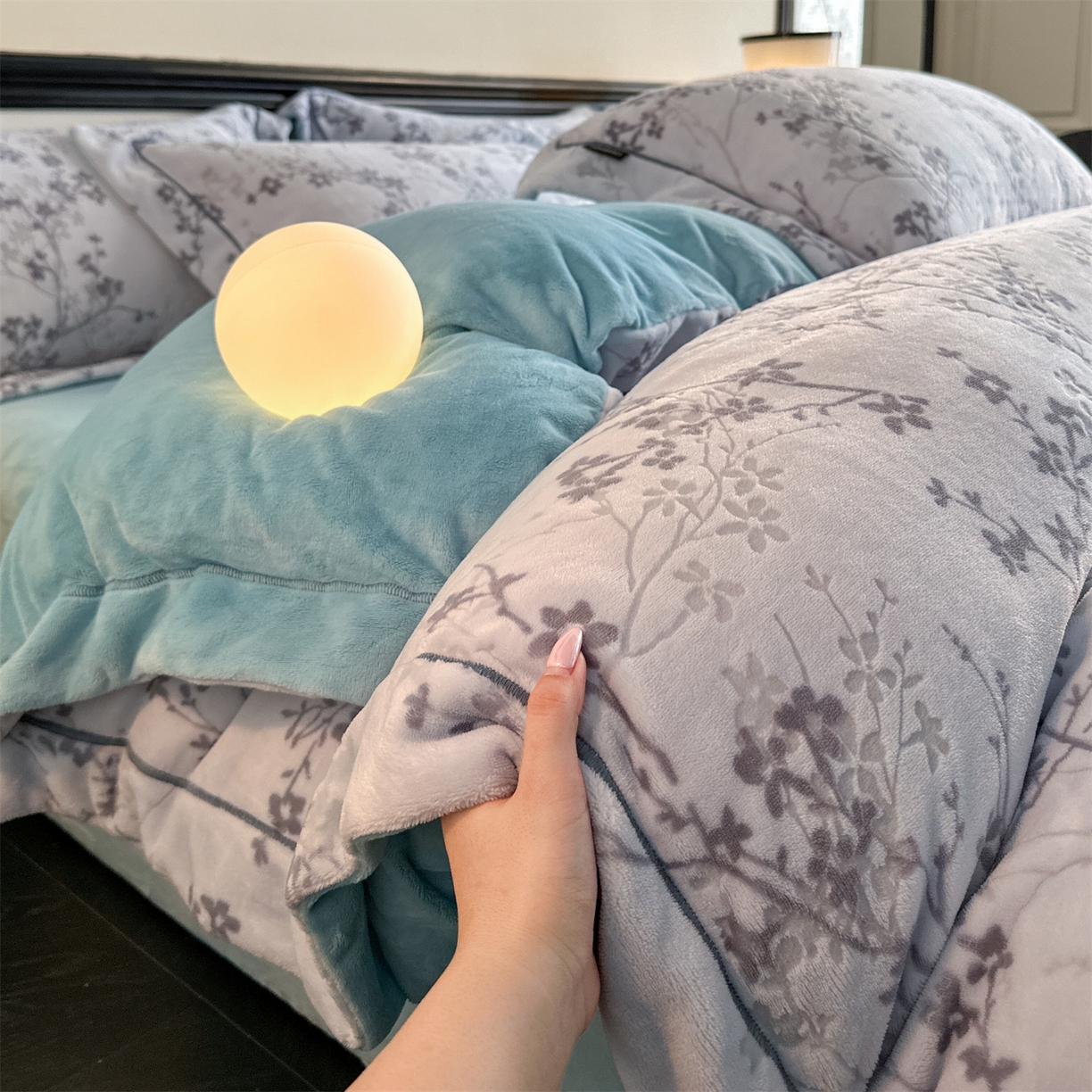 91家纺网 家纺一手货源 找家纺 盛秋家纺 2025新款佩拉着色烂花牛奶绒四件套【简约风格】 山茶花语-蓝