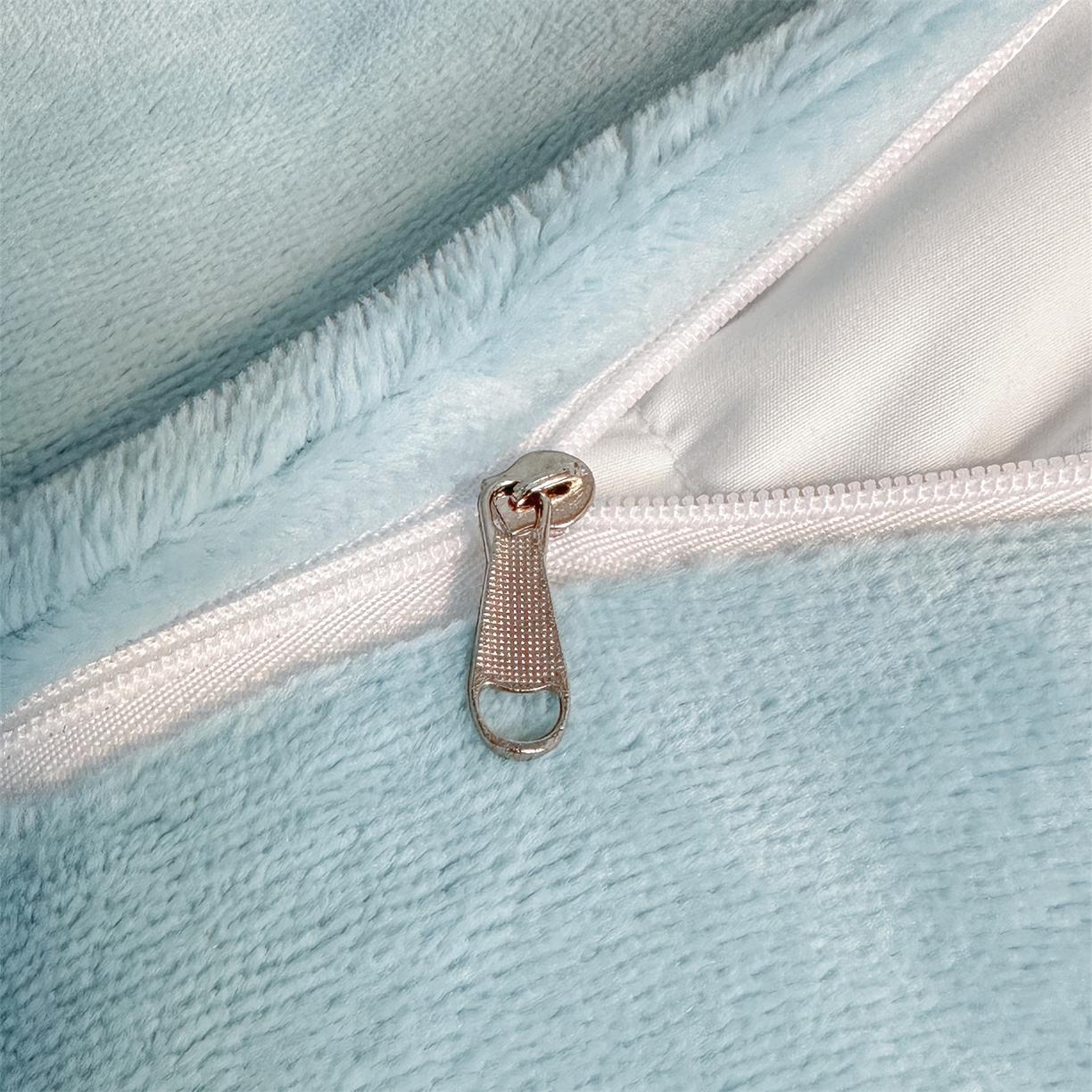 91家纺网 家纺一手货源 找家纺 盛秋家纺 2025新款佩拉着色烂花牛奶绒四件套【简约风格】 山茶花语-蓝