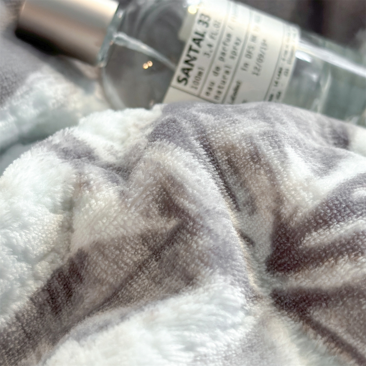 91家纺网 家纺一手货源 找家纺 盛秋家纺 2025新款佩拉着色烂花牛奶绒四件套【简约风格】 素影-灰