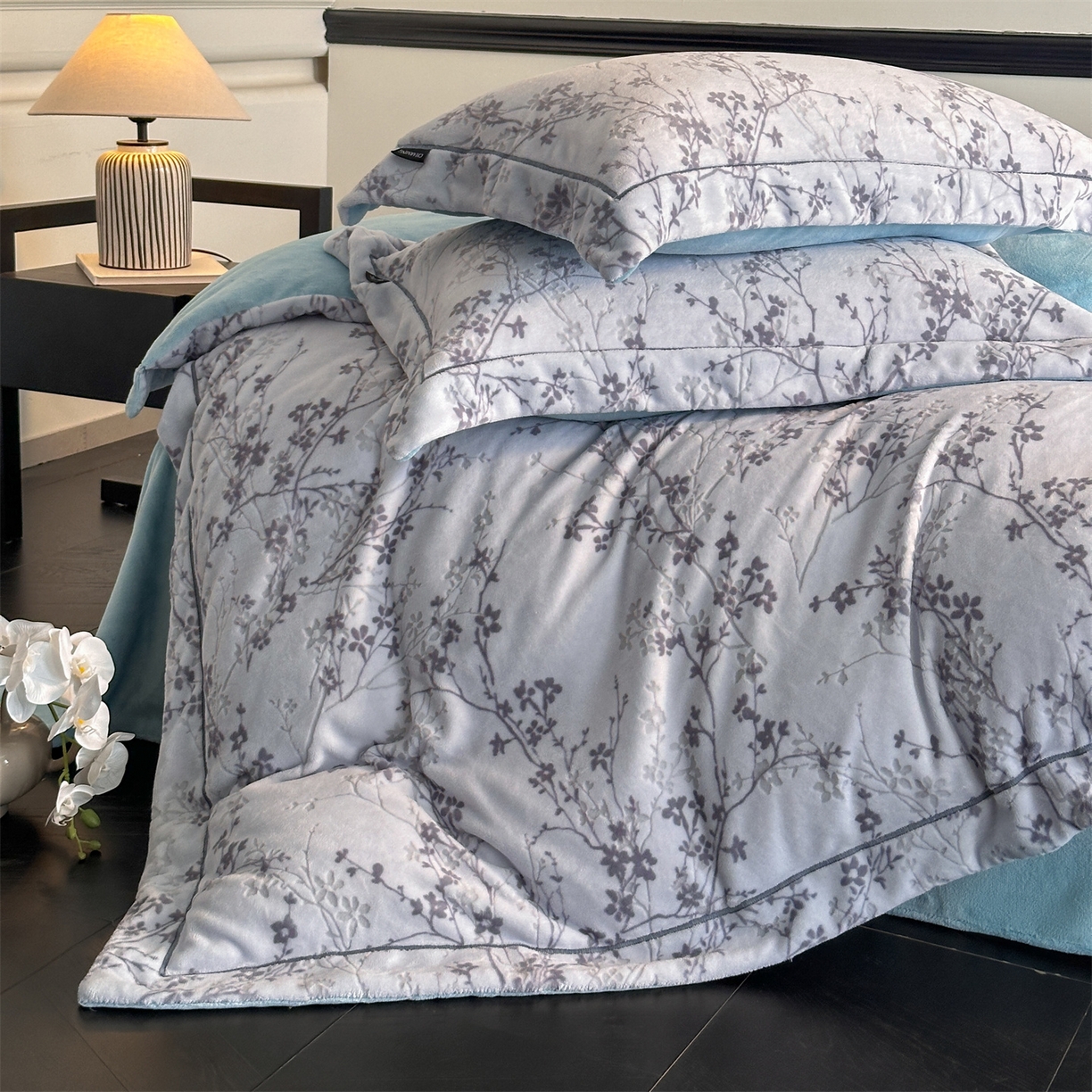 91家纺网 家纺一手货源 找家纺 盛秋家纺 2025新款佩拉着色烂花牛奶绒四件套【简约风格】 山茶花语-蓝