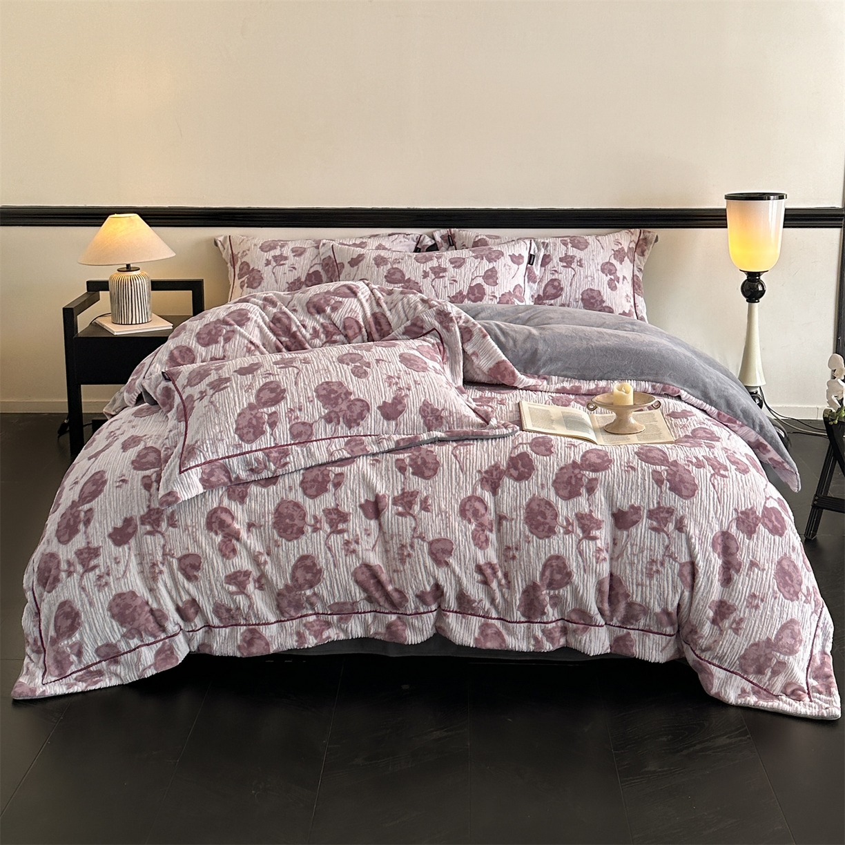 91家纺网 家纺一手货源 找家纺 盛秋家纺 2025新款佩拉着色烂花牛奶绒四件套【简约风格】 馥色芬芳-粉