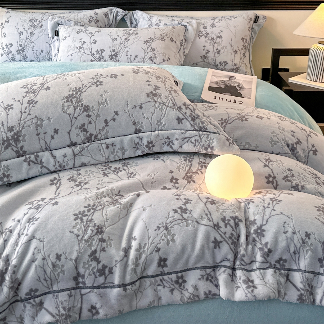 91家纺网 家纺一手货源 找家纺 盛秋家纺 2025新款佩拉着色烂花牛奶绒四件套【简约风格】 山茶花语-蓝