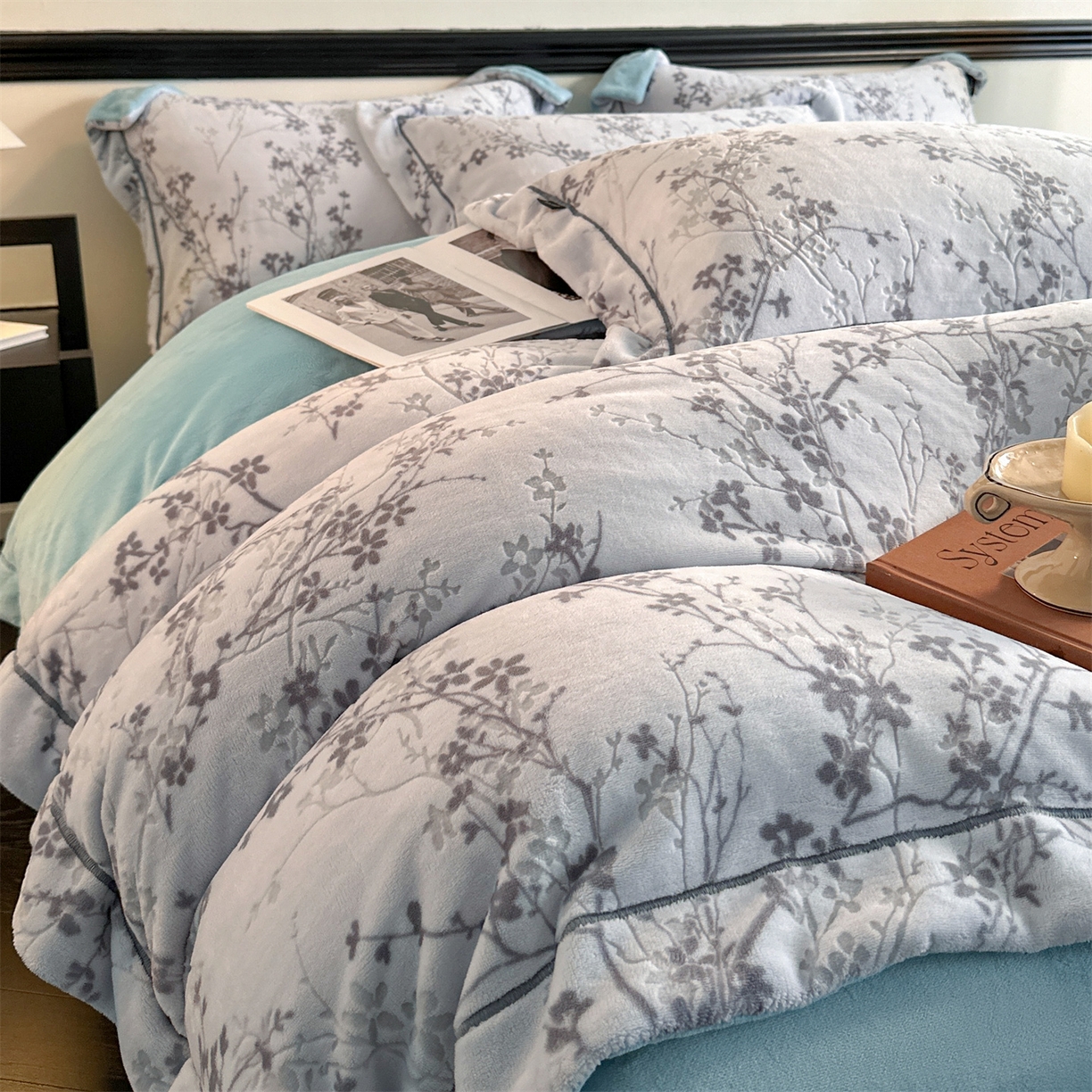 91家纺网 家纺一手货源 找家纺 盛秋家纺 2025新款佩拉着色烂花牛奶绒四件套【简约风格】 山茶花语-蓝