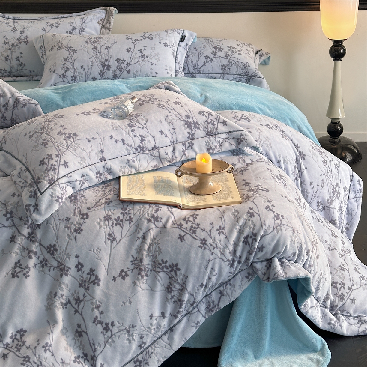 91家纺网 家纺一手货源 找家纺 盛秋家纺 2025新款佩拉着色烂花牛奶绒四件套【简约风格】 山茶花语-蓝