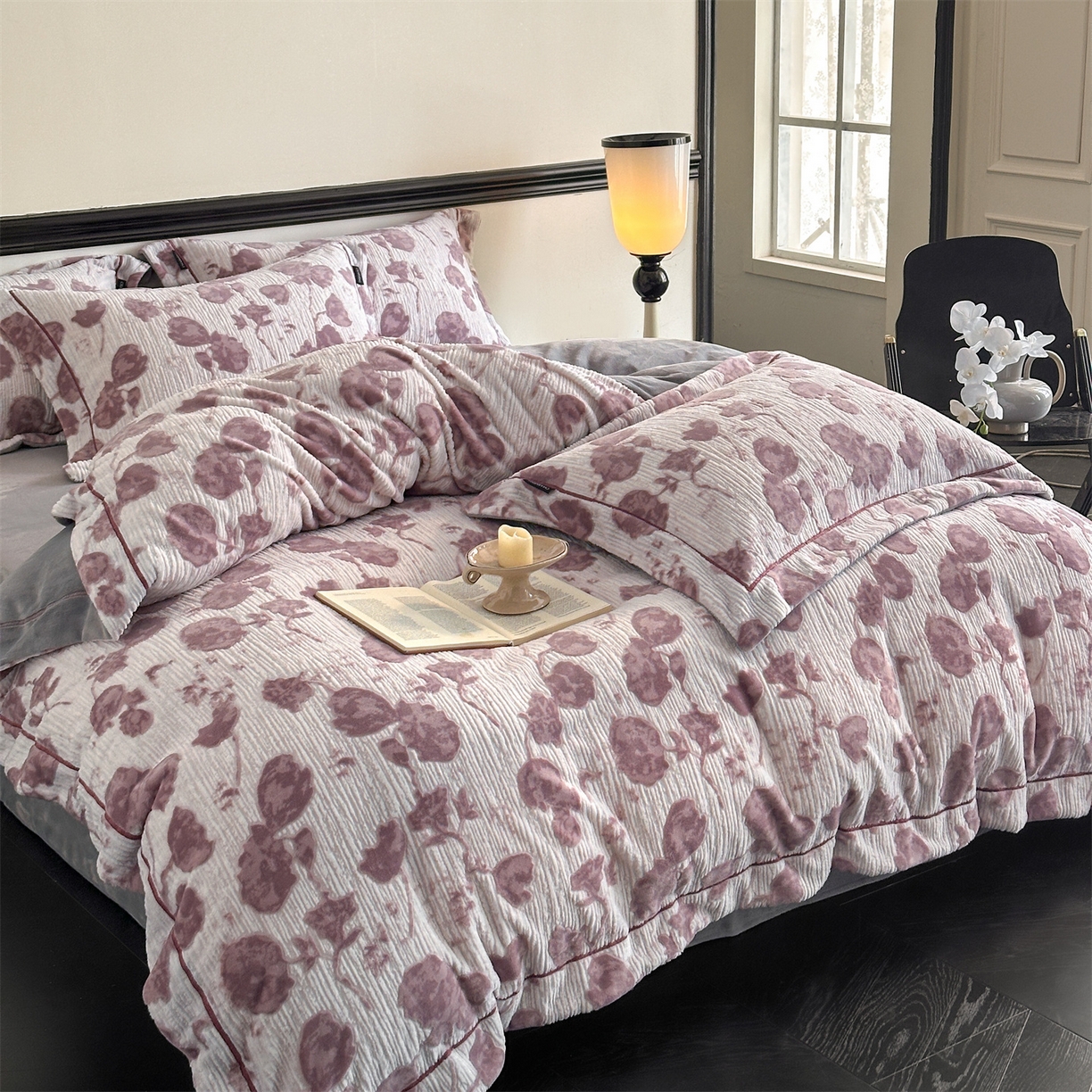 91家纺网 家纺一手货源 找家纺 盛秋家纺 2025新款佩拉着色烂花牛奶绒四件套【简约风格】 馥色芬芳-粉