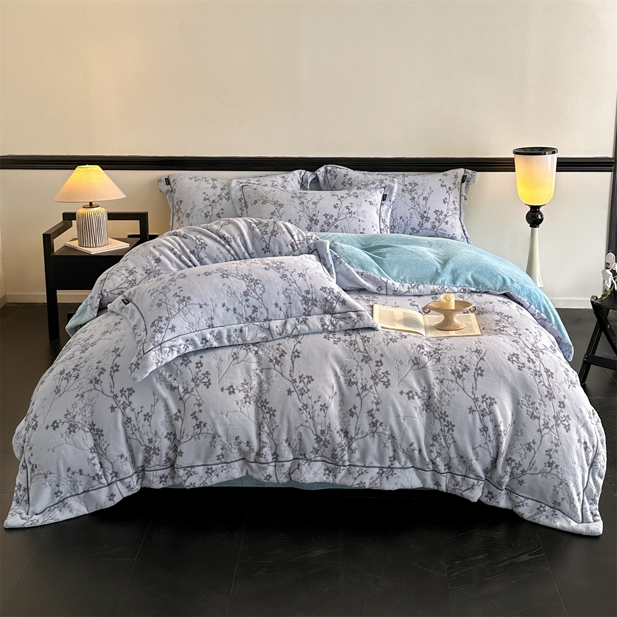 91家纺网 家纺一手货源 找家纺 盛秋家纺 2025新款佩拉着色烂花牛奶绒四件套【简约风格】 山茶花语-蓝