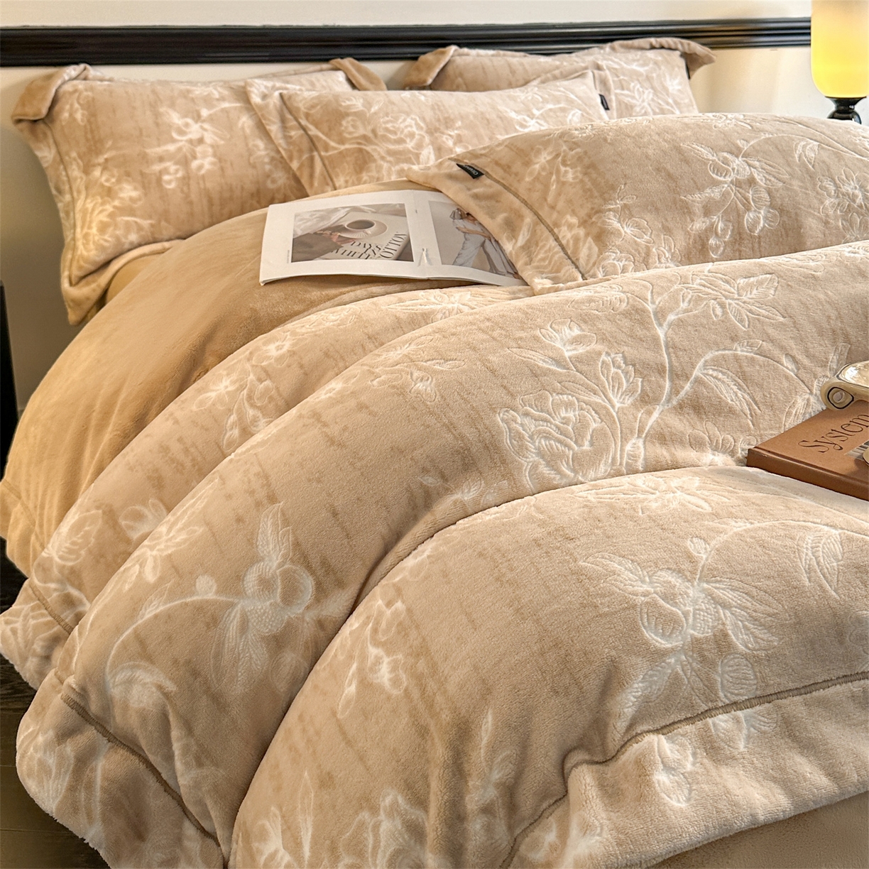 91家纺网 家纺一手货源 找家纺 盛秋家纺 2025新款佩拉着色烂花牛奶绒四件套【简约风格】 花溪听雨-咖