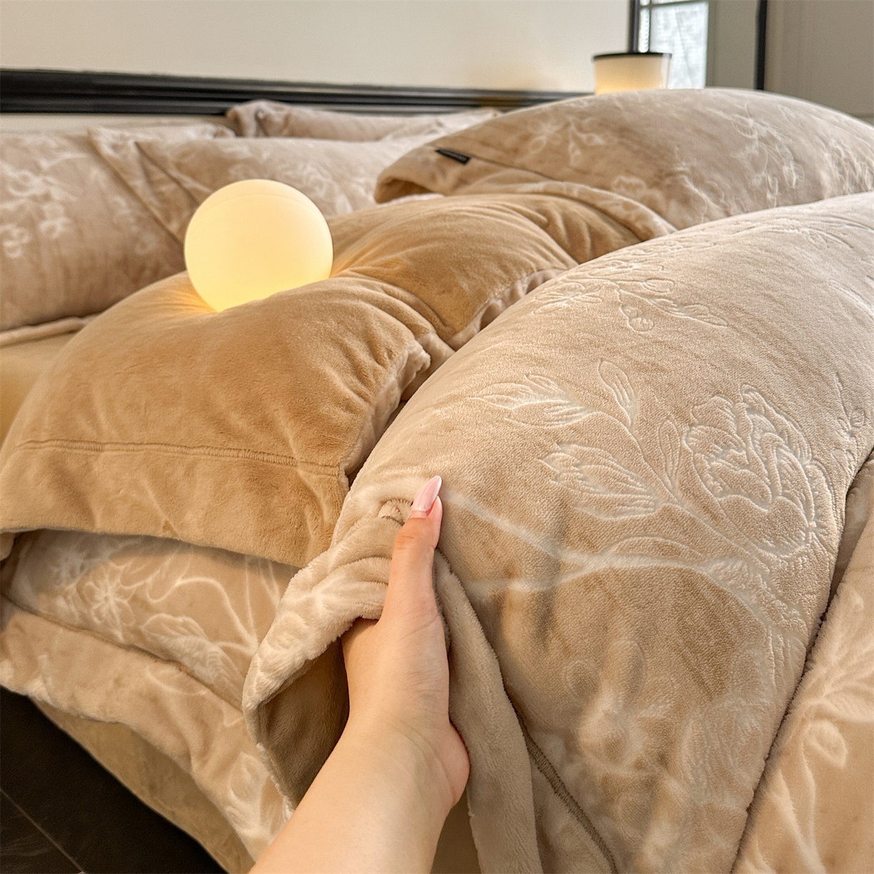 91家纺网 家纺一手货源 找家纺 盛秋家纺 2025新款佩拉着色烂花牛奶绒四件套【简约风格】 花溪听雨-咖