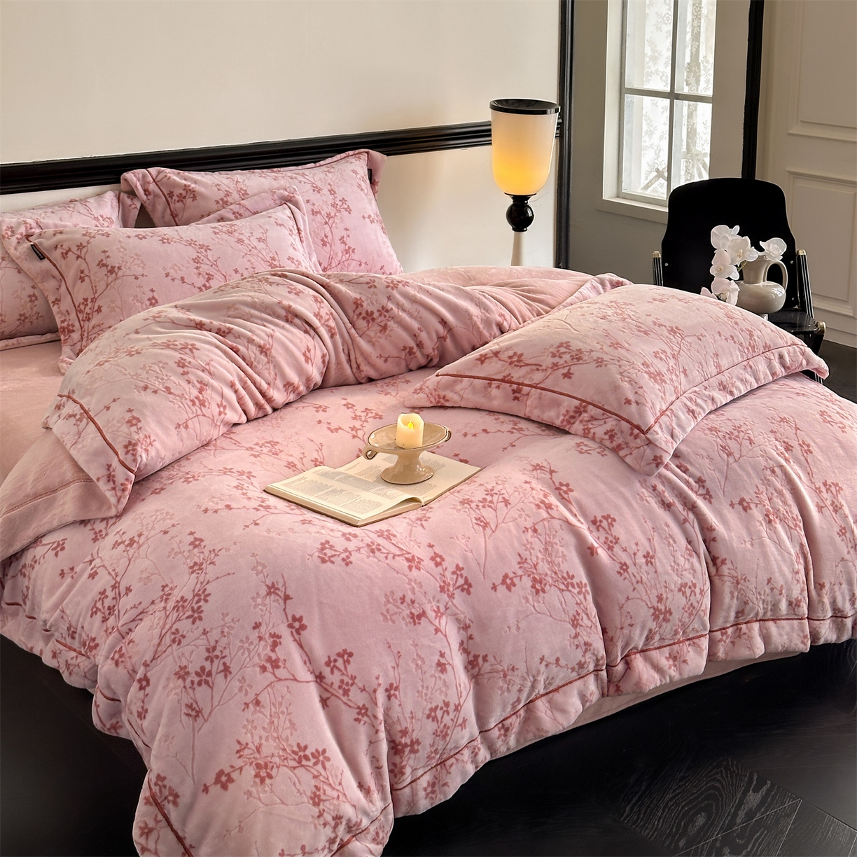 91家纺网 家纺一手货源 找家纺 盛秋家纺 2025新款佩拉着色烂花牛奶绒四件套【简约风格】 山茶花语-粉
