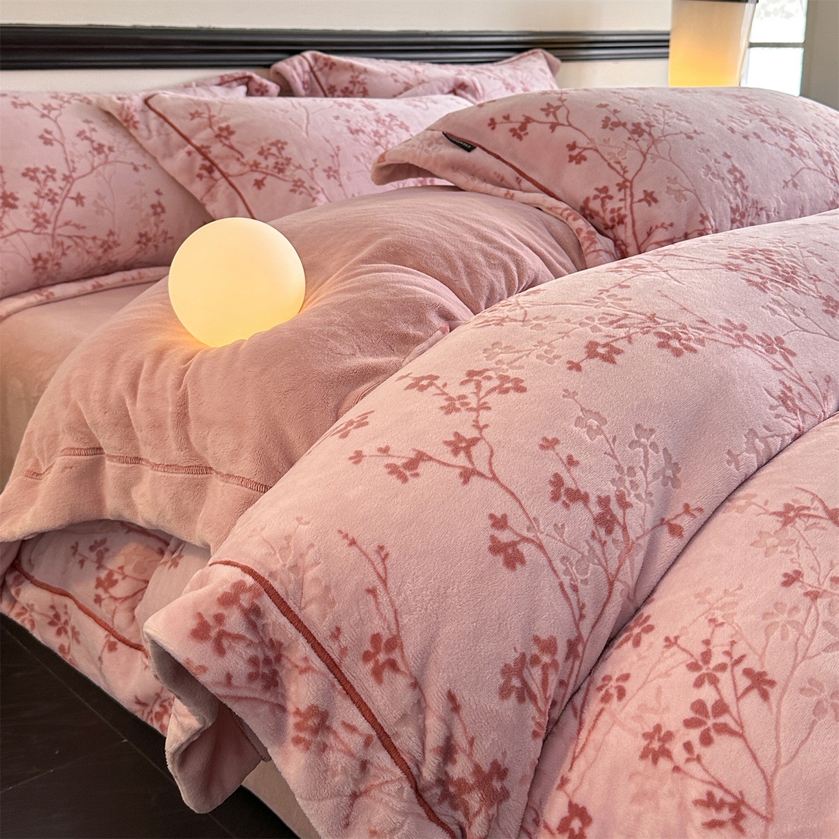 91家纺网 家纺一手货源 找家纺 盛秋家纺 2025新款佩拉着色烂花牛奶绒四件套【简约风格】 山茶花语-粉