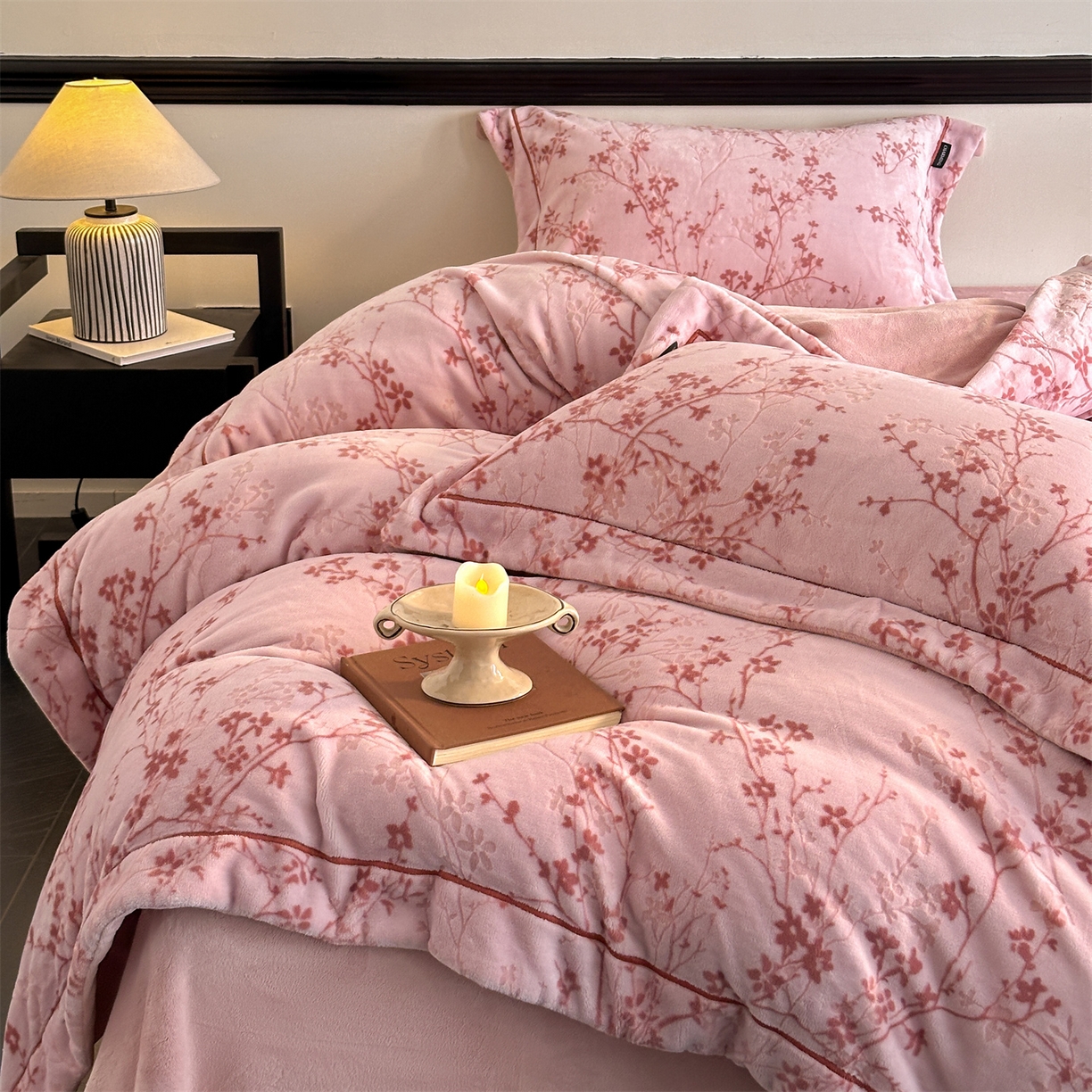 91家纺网 家纺一手货源 找家纺 盛秋家纺 2025新款佩拉着色烂花牛奶绒四件套【简约风格】 山茶花语-粉