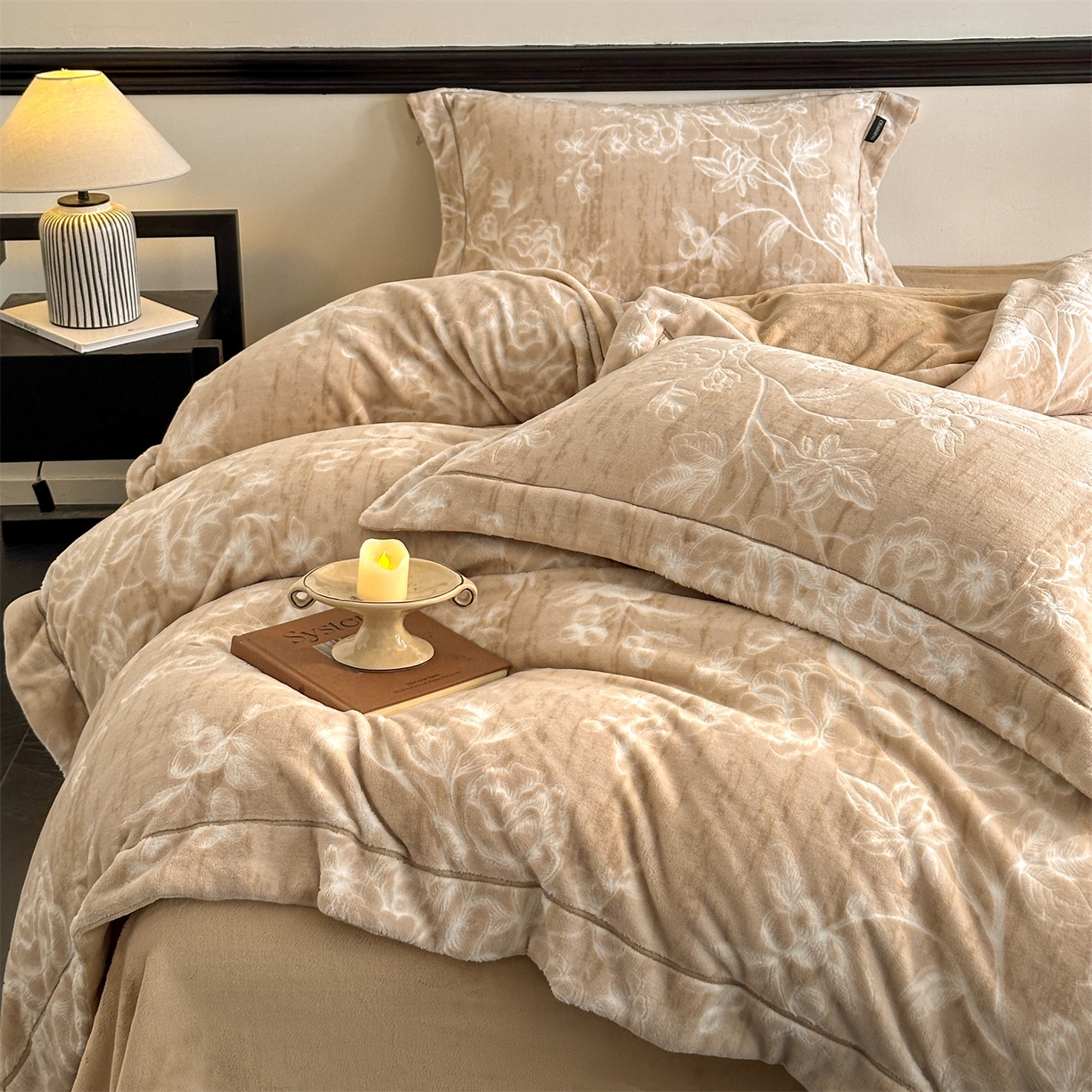 91家纺网 家纺一手货源 找家纺 盛秋家纺 2025新款佩拉着色烂花牛奶绒四件套【简约风格】 花溪听雨-咖