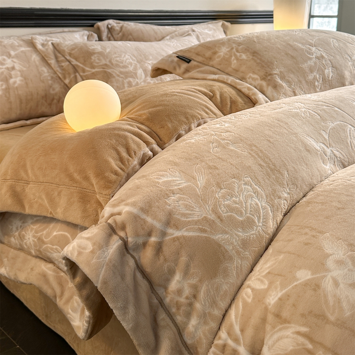 91家纺网 家纺一手货源 找家纺 盛秋家纺 2025新款佩拉着色烂花牛奶绒四件套【简约风格】 花溪听雨-咖