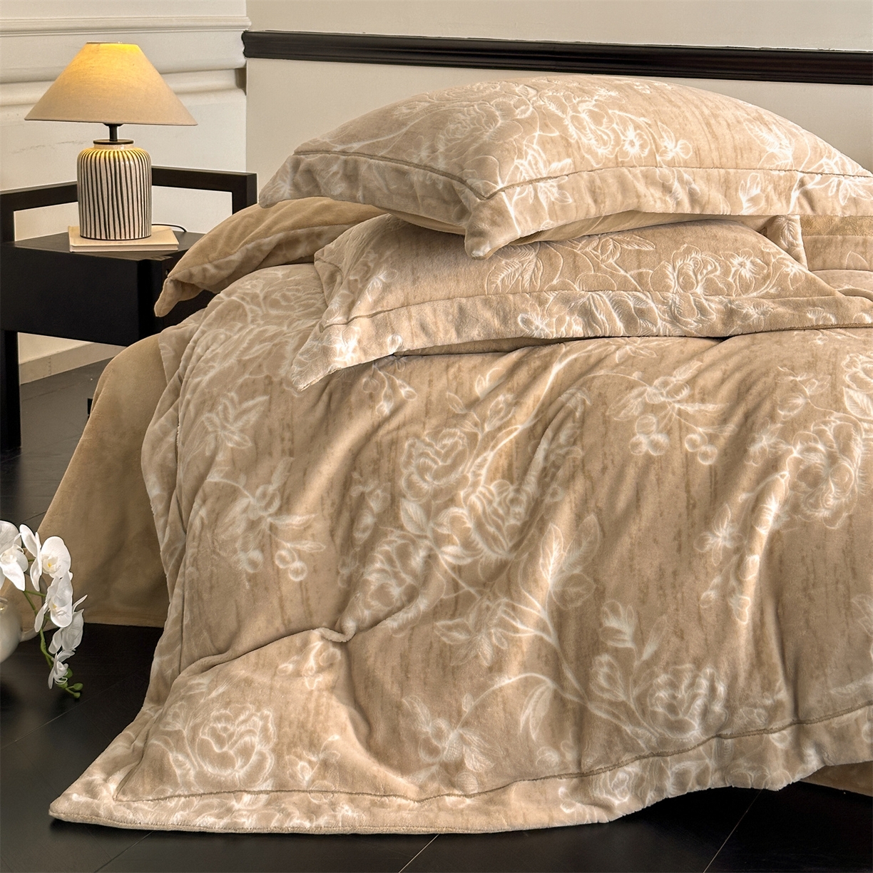 91家纺网 家纺一手货源 找家纺 盛秋家纺 2025新款佩拉着色烂花牛奶绒四件套【简约风格】 花溪听雨-咖