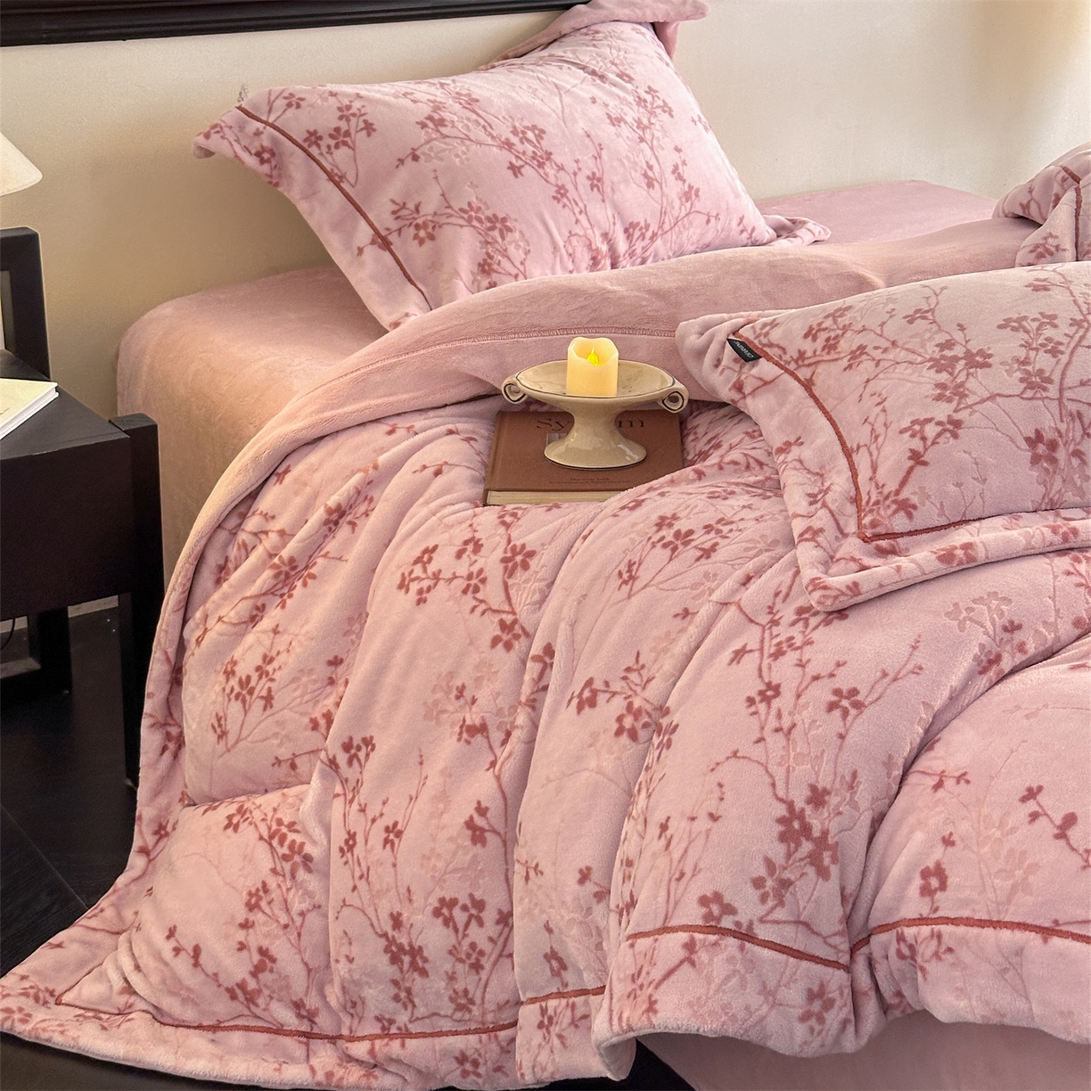 91家纺网 家纺一手货源 找家纺 盛秋家纺 2025新款佩拉着色烂花牛奶绒四件套【简约风格】 山茶花语-粉