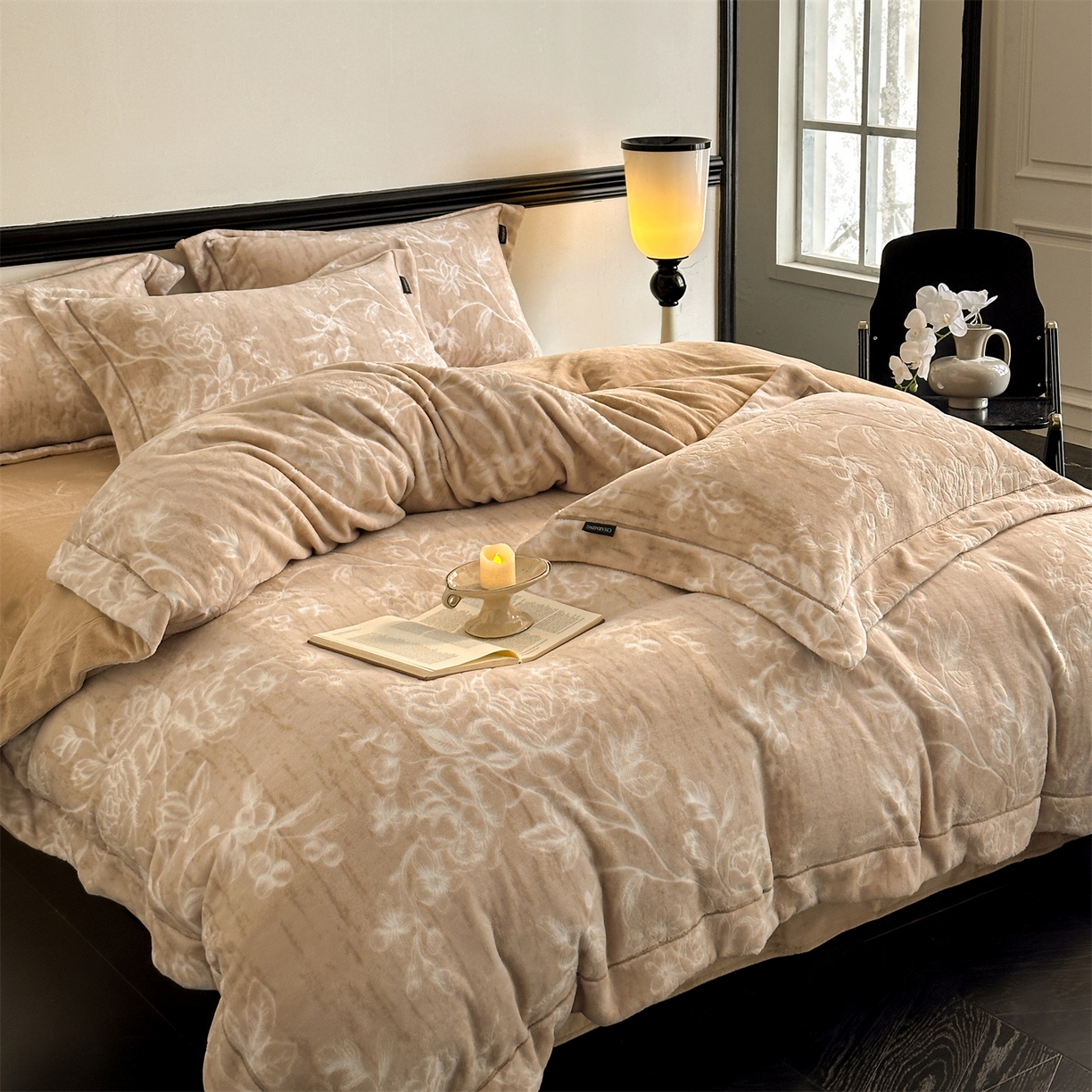 91家纺网 家纺一手货源 找家纺 盛秋家纺 2025新款佩拉着色烂花牛奶绒四件套【简约风格】 花溪听雨-咖