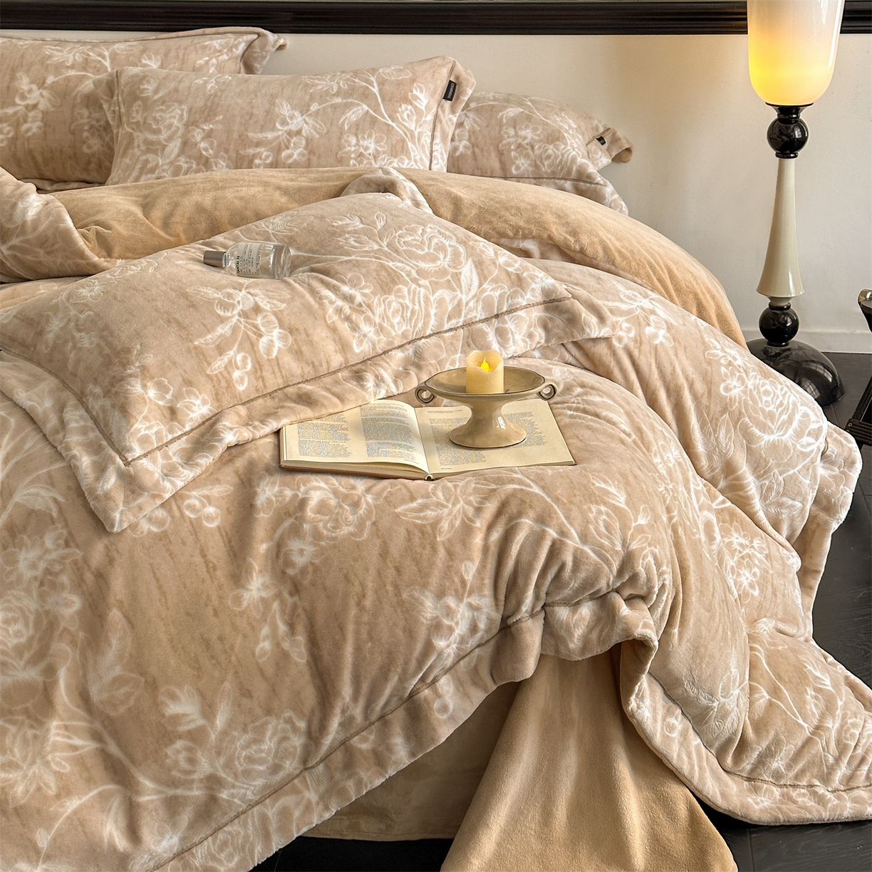 91家纺网 家纺一手货源 找家纺 盛秋家纺 2025新款佩拉着色烂花牛奶绒四件套【简约风格】 花溪听雨-咖