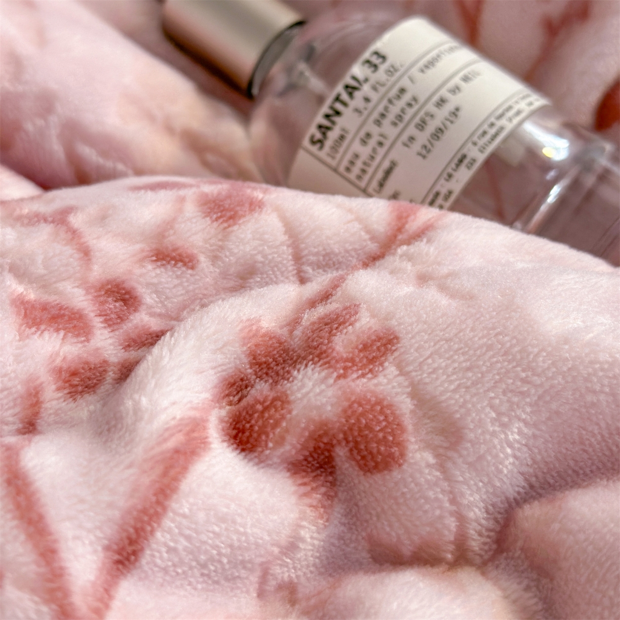 91家纺网 家纺一手货源 找家纺 盛秋家纺 2025新款佩拉着色烂花牛奶绒四件套【简约风格】 山茶花语-粉