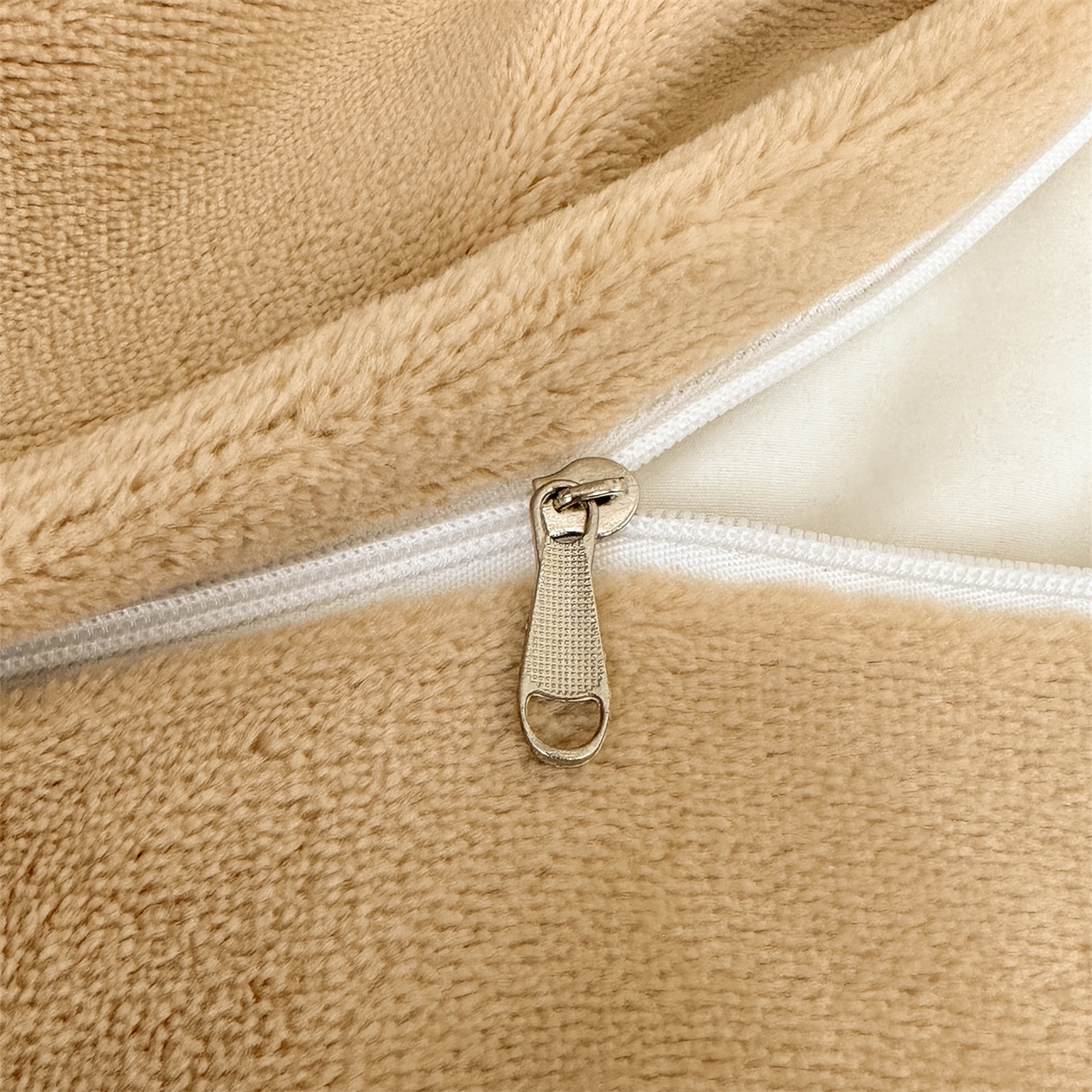 91家纺网 家纺一手货源 找家纺 盛秋家纺 2025新款佩拉着色烂花牛奶绒四件套【简约风格】 花溪听雨-咖