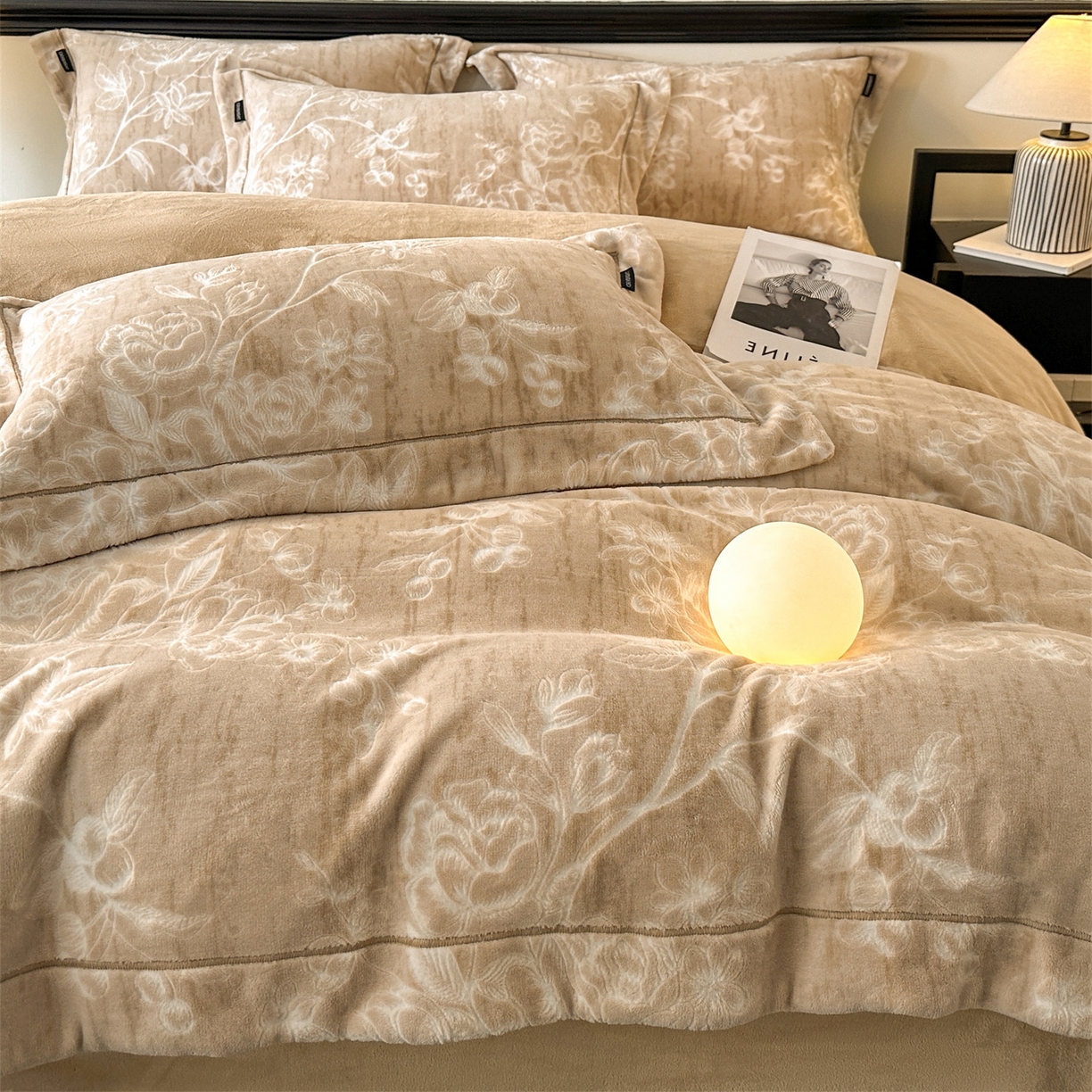 91家纺网 家纺一手货源 找家纺 盛秋家纺 2025新款佩拉着色烂花牛奶绒四件套【简约风格】 花溪听雨-咖