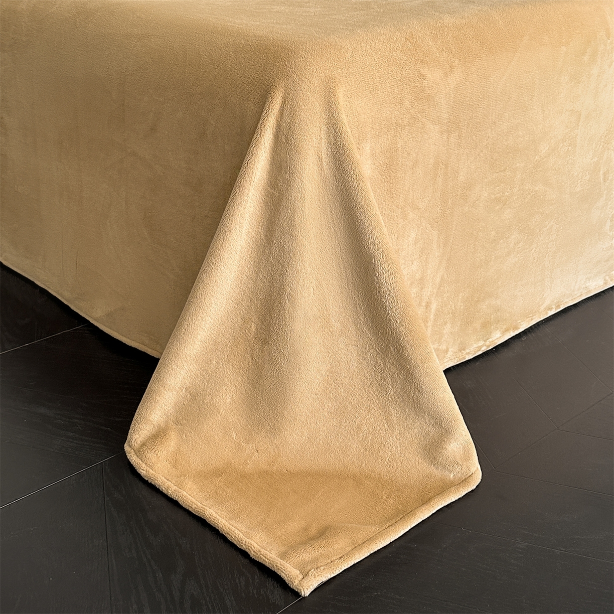 91家纺网 家纺一手货源 找家纺 盛秋家纺 2025新款佩拉着色烂花牛奶绒四件套【简约风格】 花溪听雨-咖