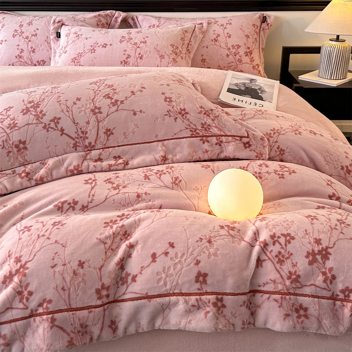 91家纺网 家纺一手货源 找家纺 盛秋家纺 2025新款佩拉着色烂花牛奶绒四件套【简约风格】 山茶花语-粉