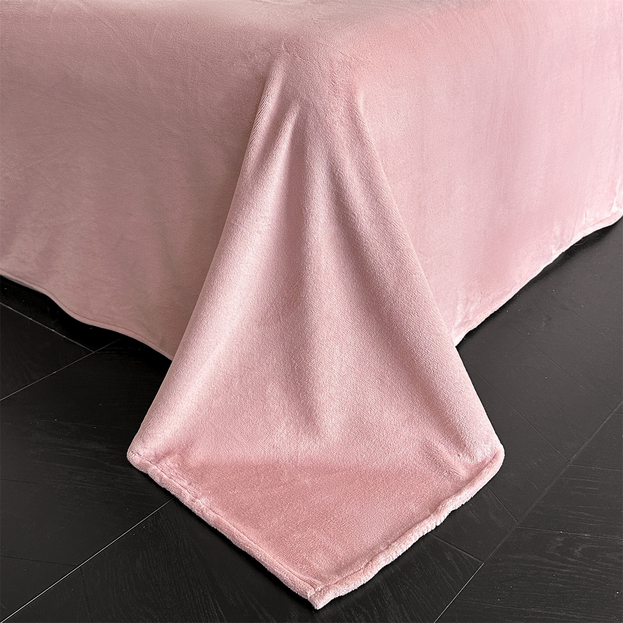 91家纺网 家纺一手货源 找家纺 盛秋家纺 2025新款佩拉着色烂花牛奶绒四件套【简约风格】 山茶花语-粉