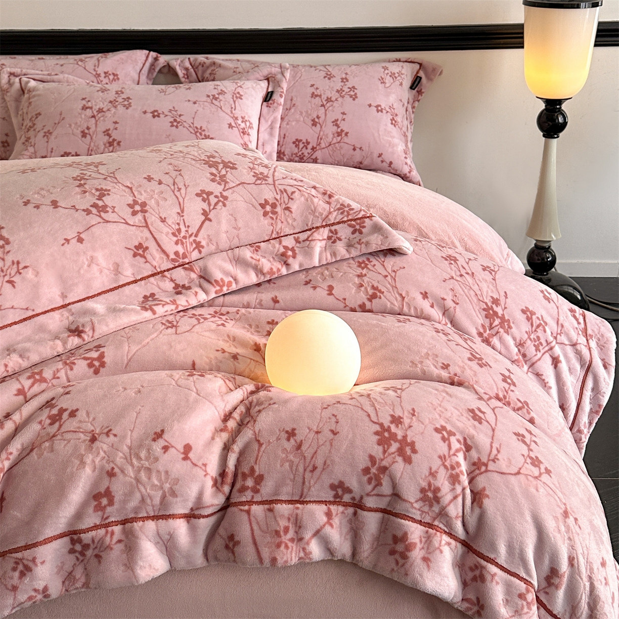 91家纺网 家纺一手货源 找家纺 盛秋家纺 2025新款佩拉着色烂花牛奶绒四件套【简约风格】 山茶花语-粉